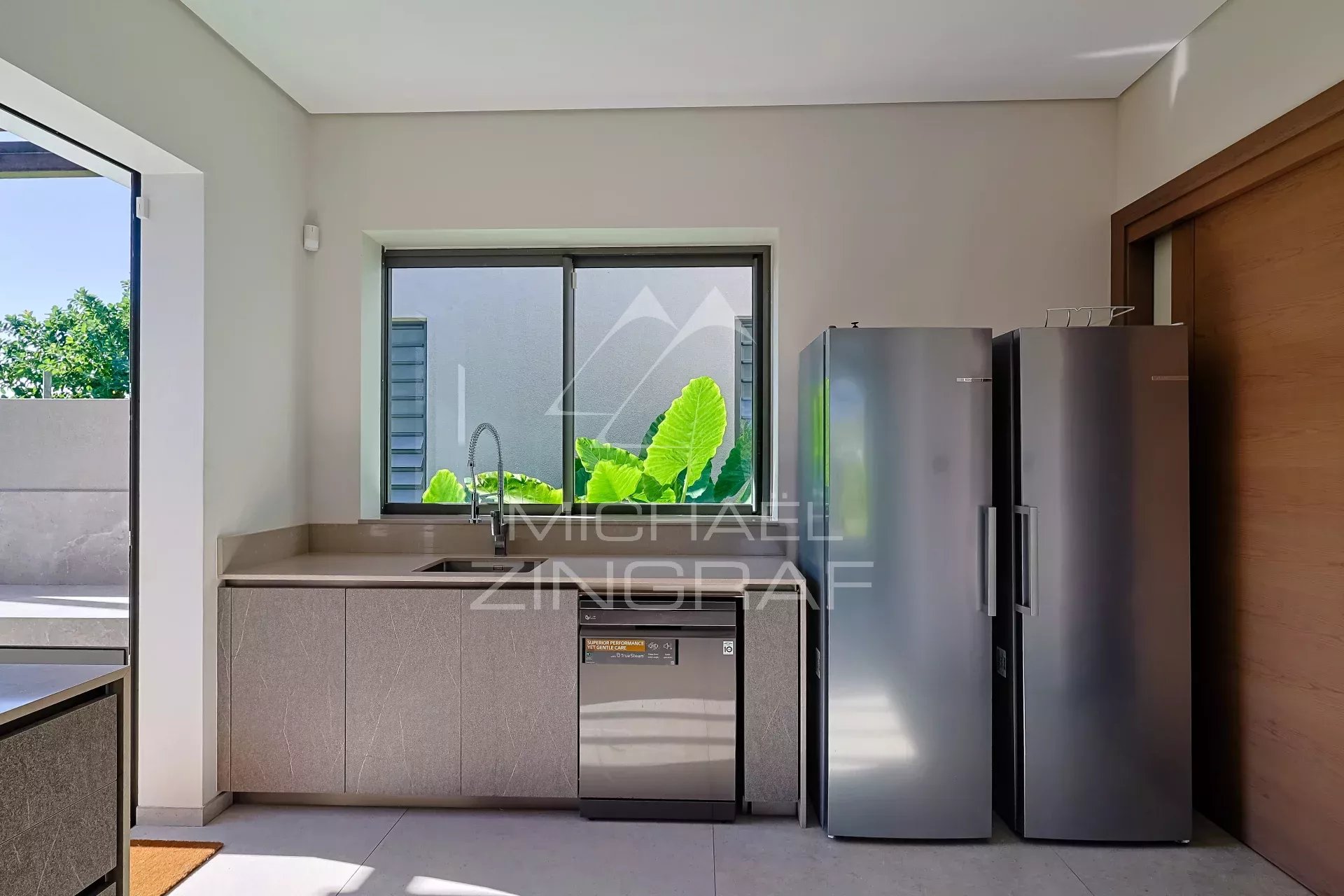 Moderne ebenerdige Villa mit Golfblick in ruhiger Lage