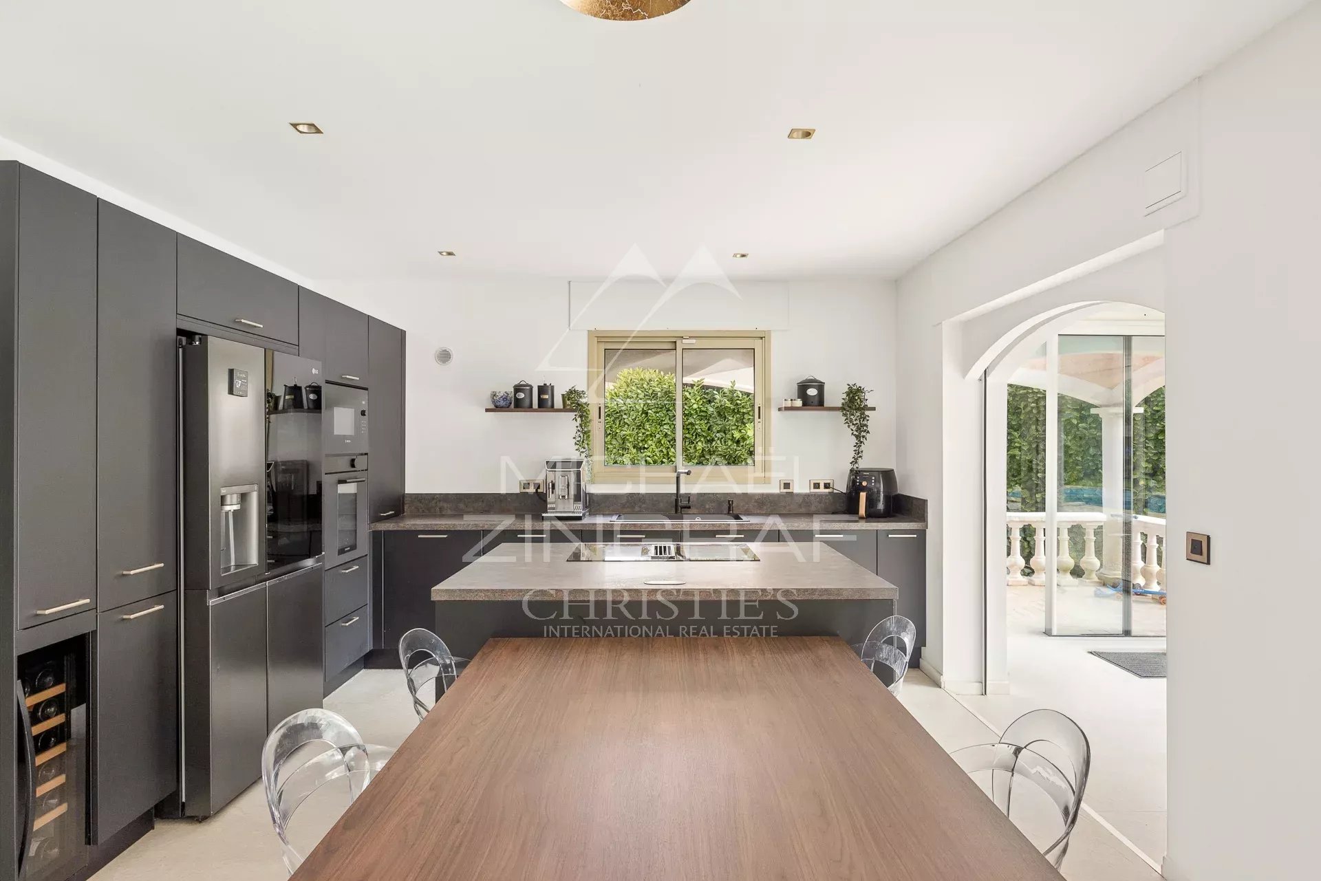 Roquefort-les-Pins – Élégante villa provençale moderne au cœur d’un environnement verdoyant