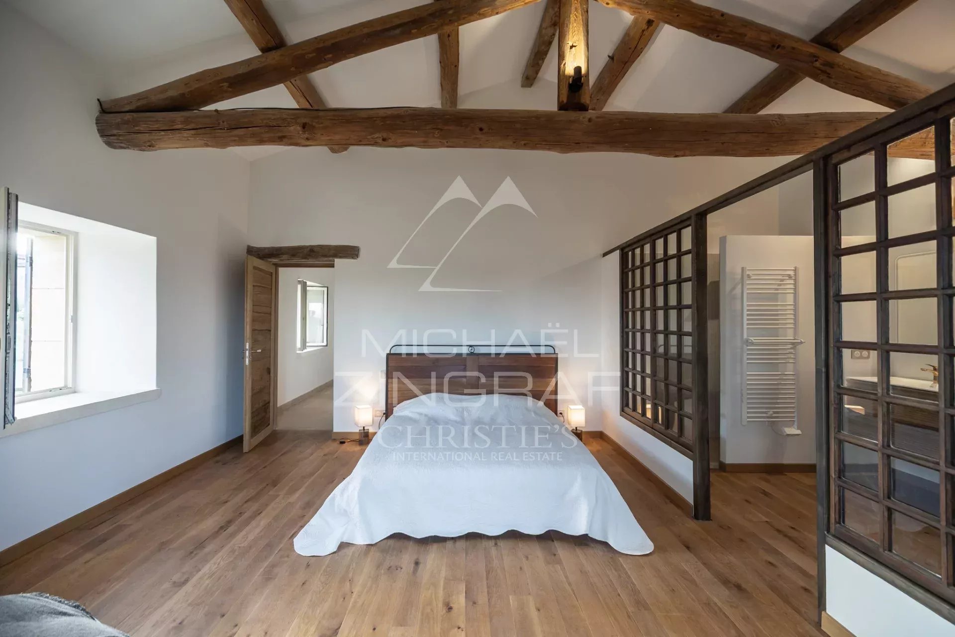 Außergewöhnliches, komplett renoviertes Landhaus auf einem 2,6 ha großen Grundstück mit Swimmingpool.