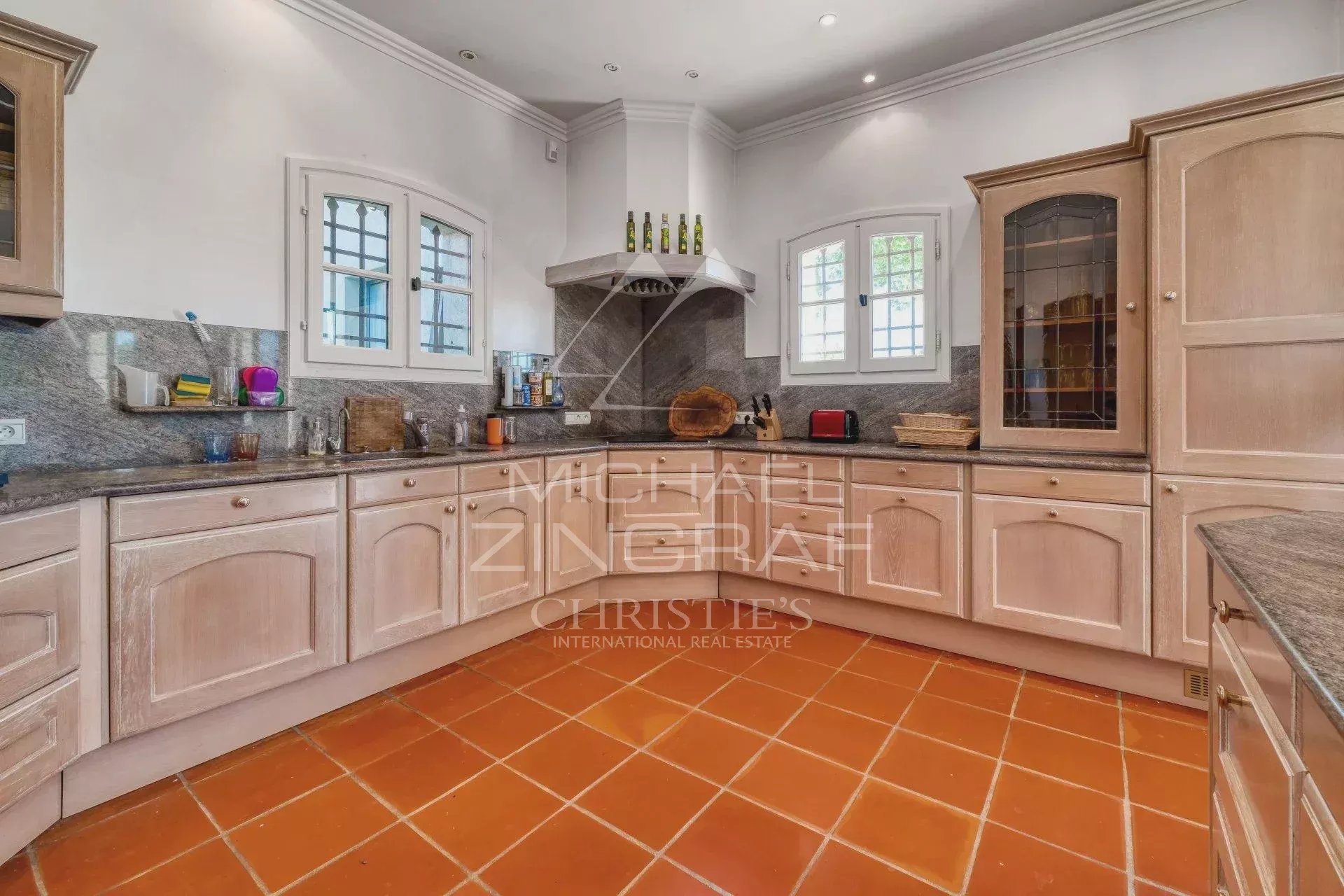 Biot – Provençal villa with open views stretching to the Mediterranean Sea