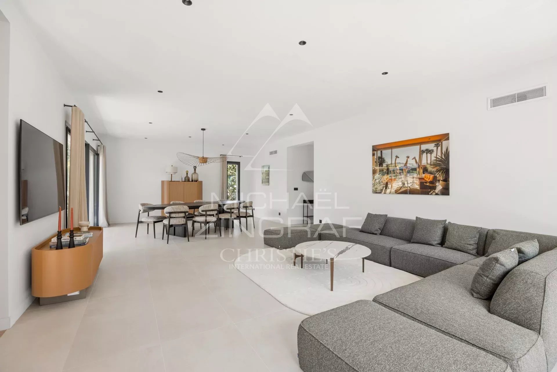 Mougins – Renovated family villa in a secluded estate