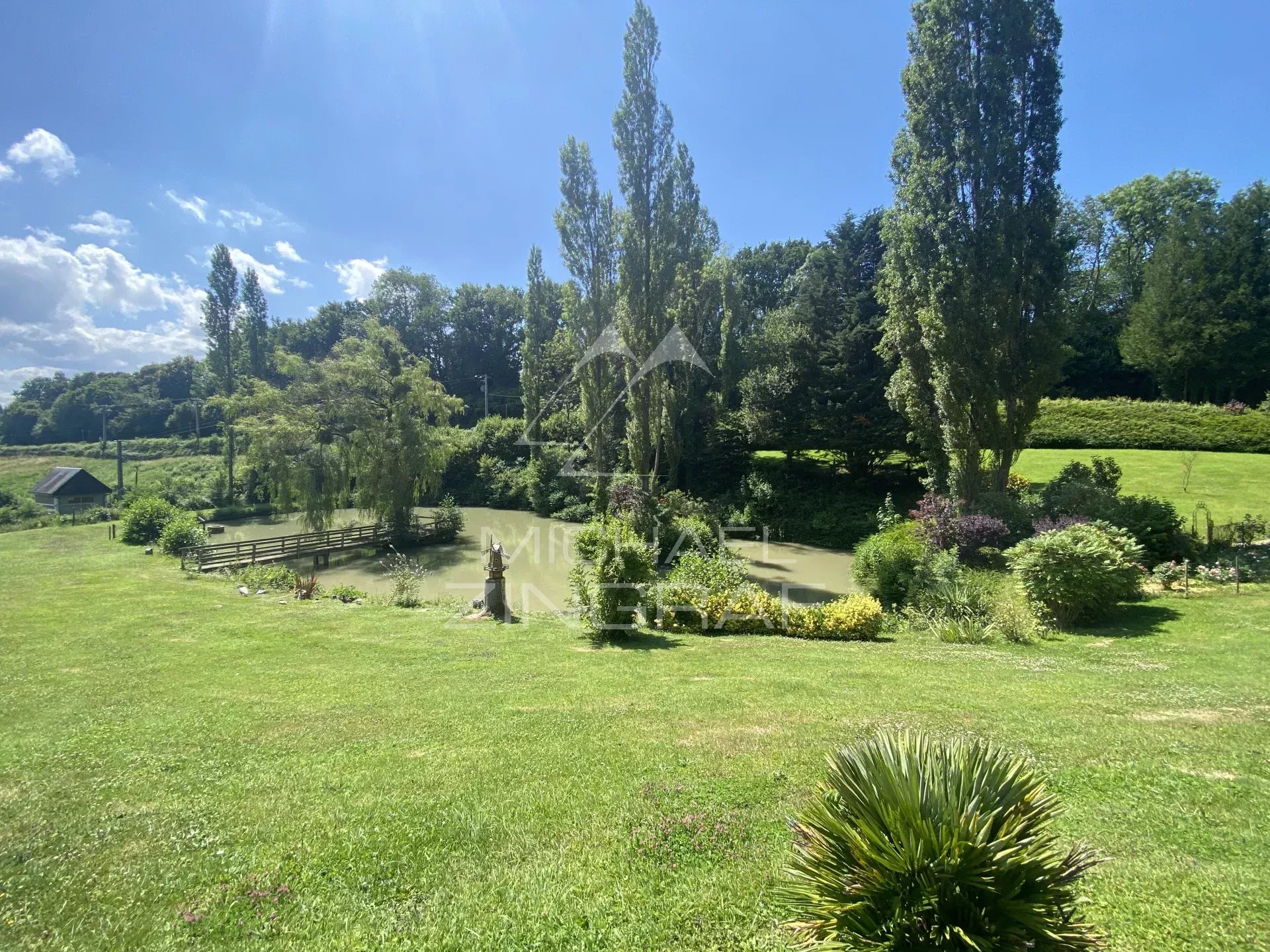 Propriété normande contemporaine avec piscine