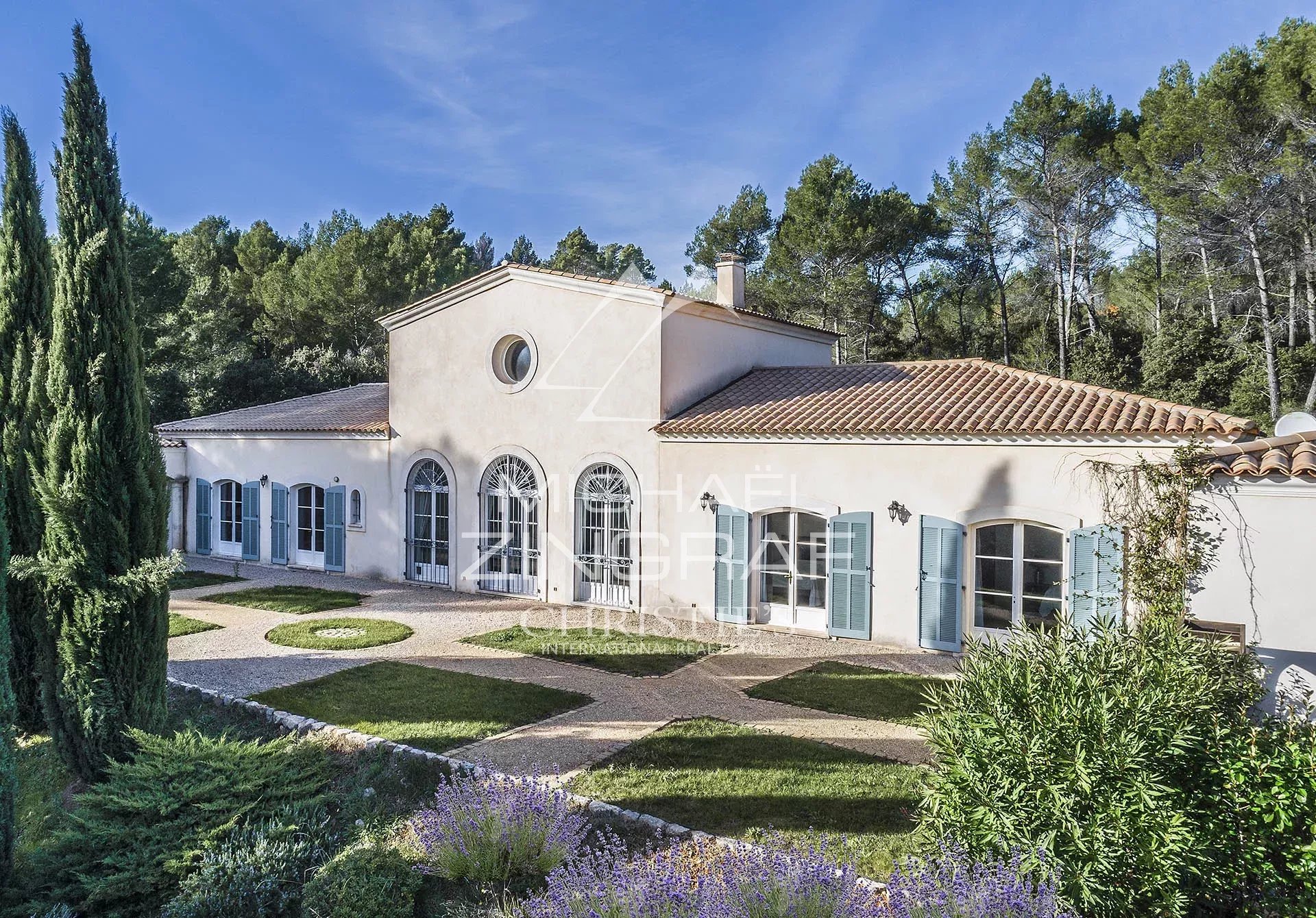 Edles Anwesen in einem grünen Paradies