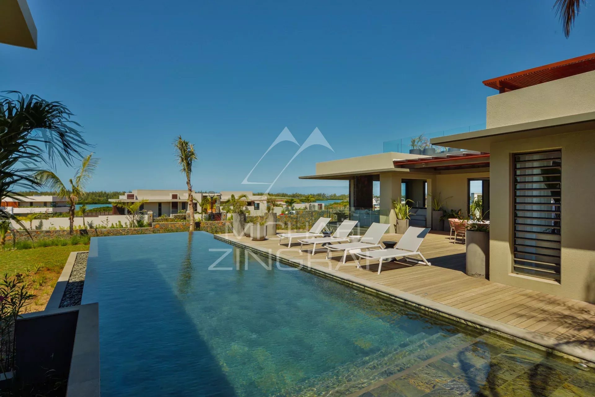 Villa de luxe avec vue sur la mer dans un domaine de golf prestigieux