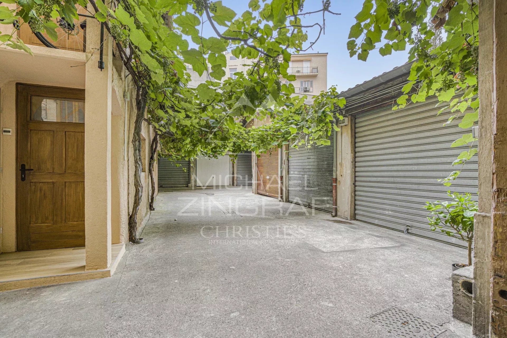 Large 2–3 Room Apartment with Mezzanine Facing the Coulée Verte