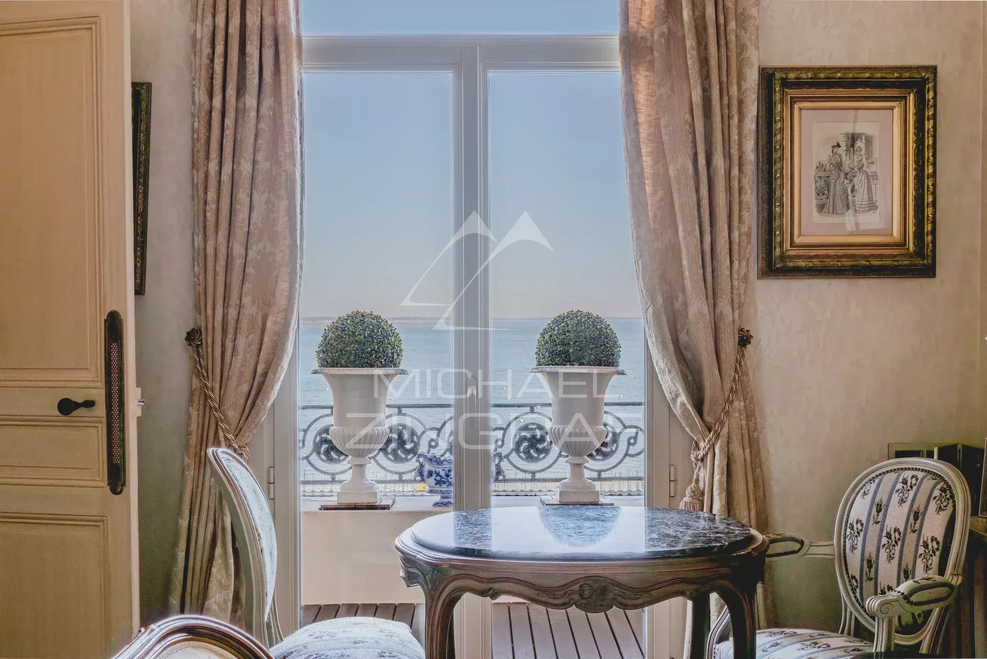 RÉSIDENCE GRAND HÔTEL EN PREMIÈRE LIGNE - APPARTEMENT EN DERNIER ÉTAGE