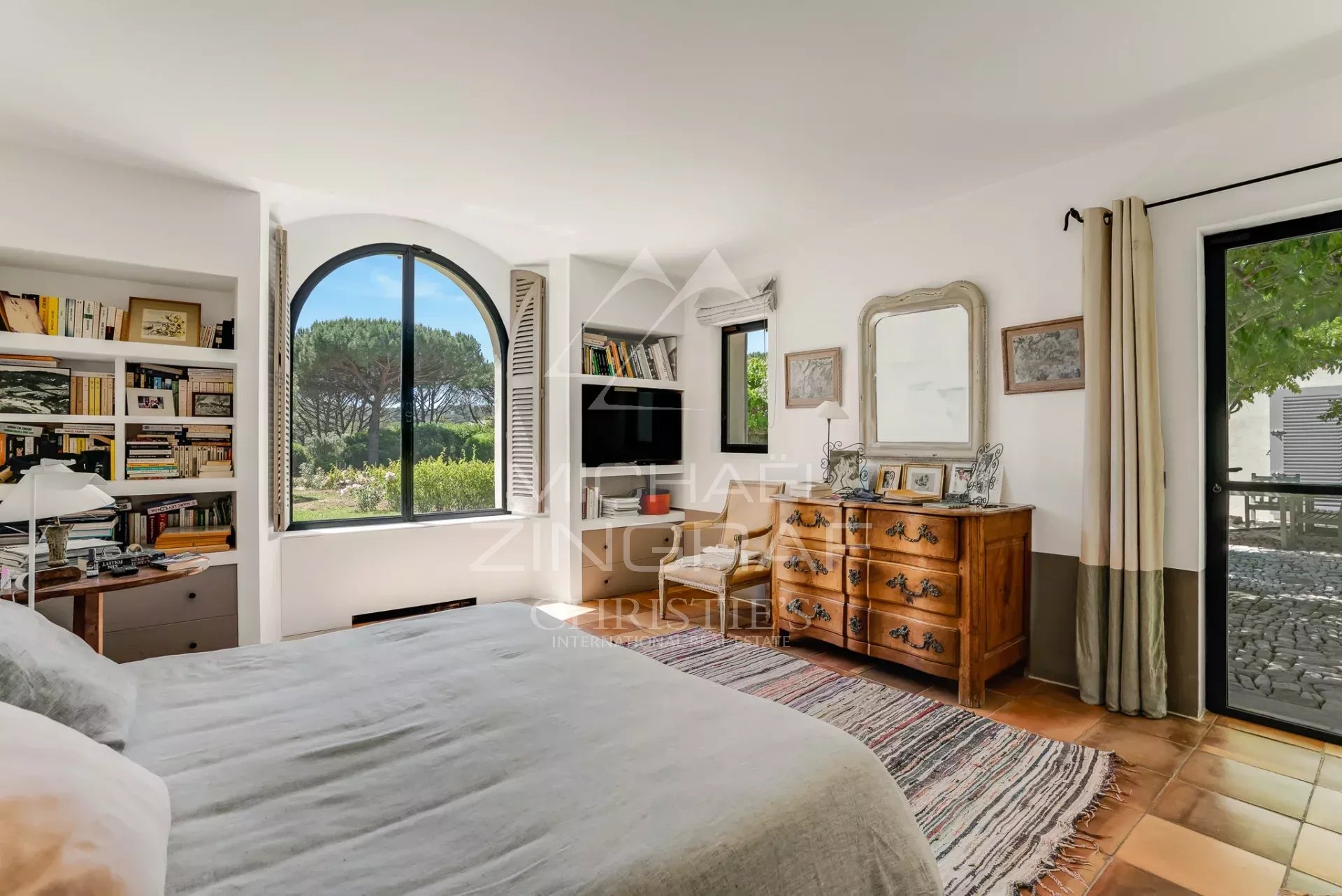 Magnificent property with tennis court - Les Salins, la Moutte