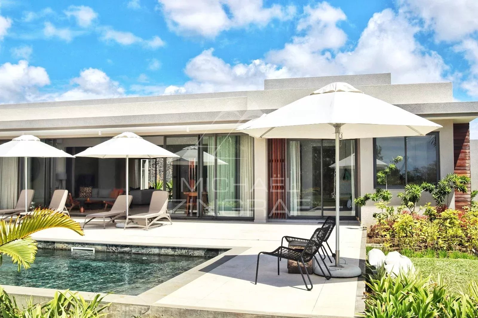 Moderne ebenerdige Villa mit Golfblick in ruhiger Lage