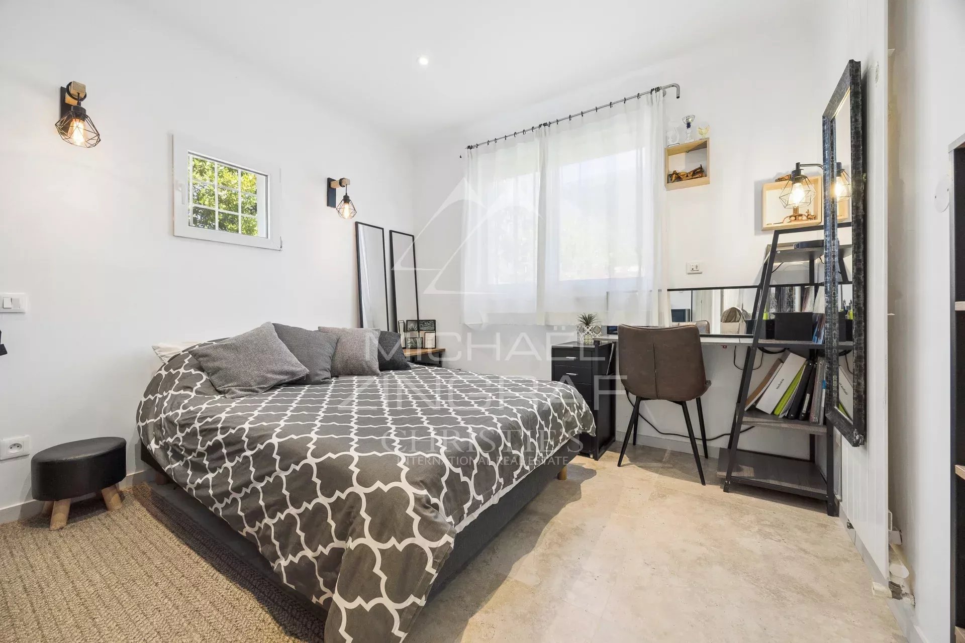 Roquefort-les-Pins – Elegant family property in the heart of a sought-after residential area