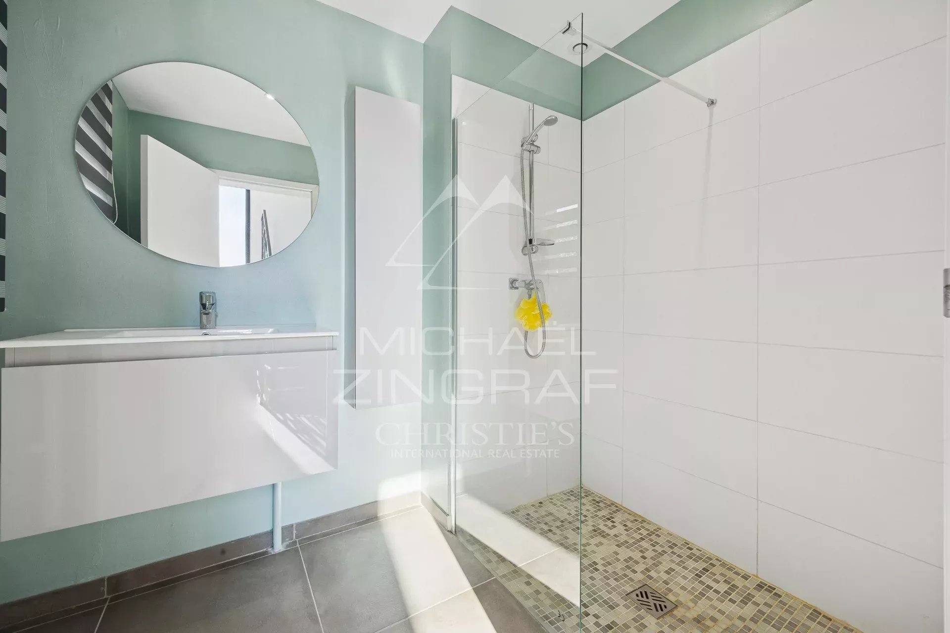 CONTEMPORARY PROPERTY IN THE HEART OF A PRIVATE ESTATE