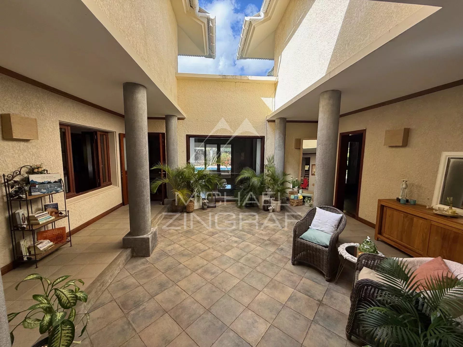 Großzügige 5-Schlafzimmer-Villa in einer begehrten, gesicherten Wohnanlage