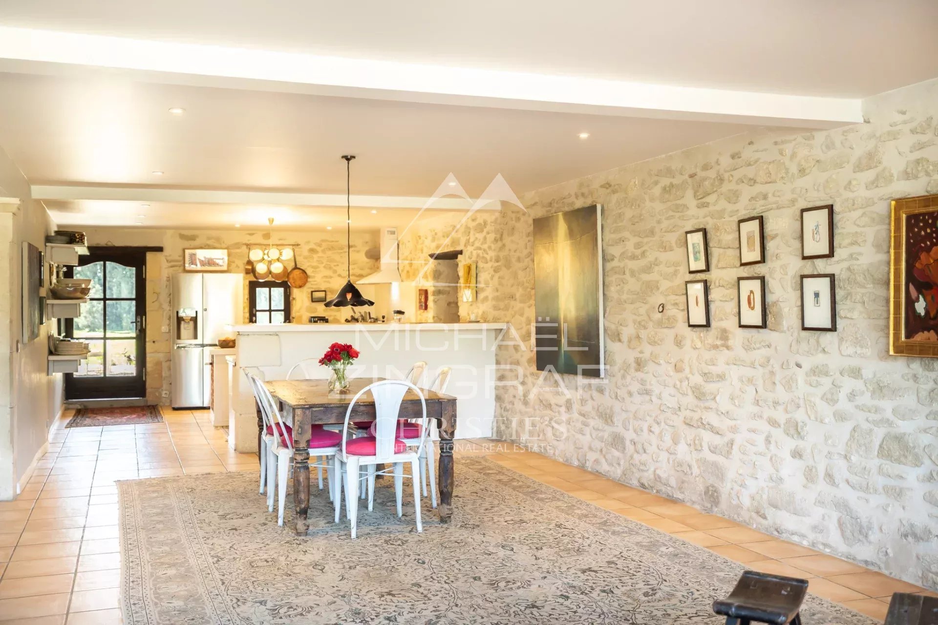 Mas provençal en pierre entouré d'oliviers