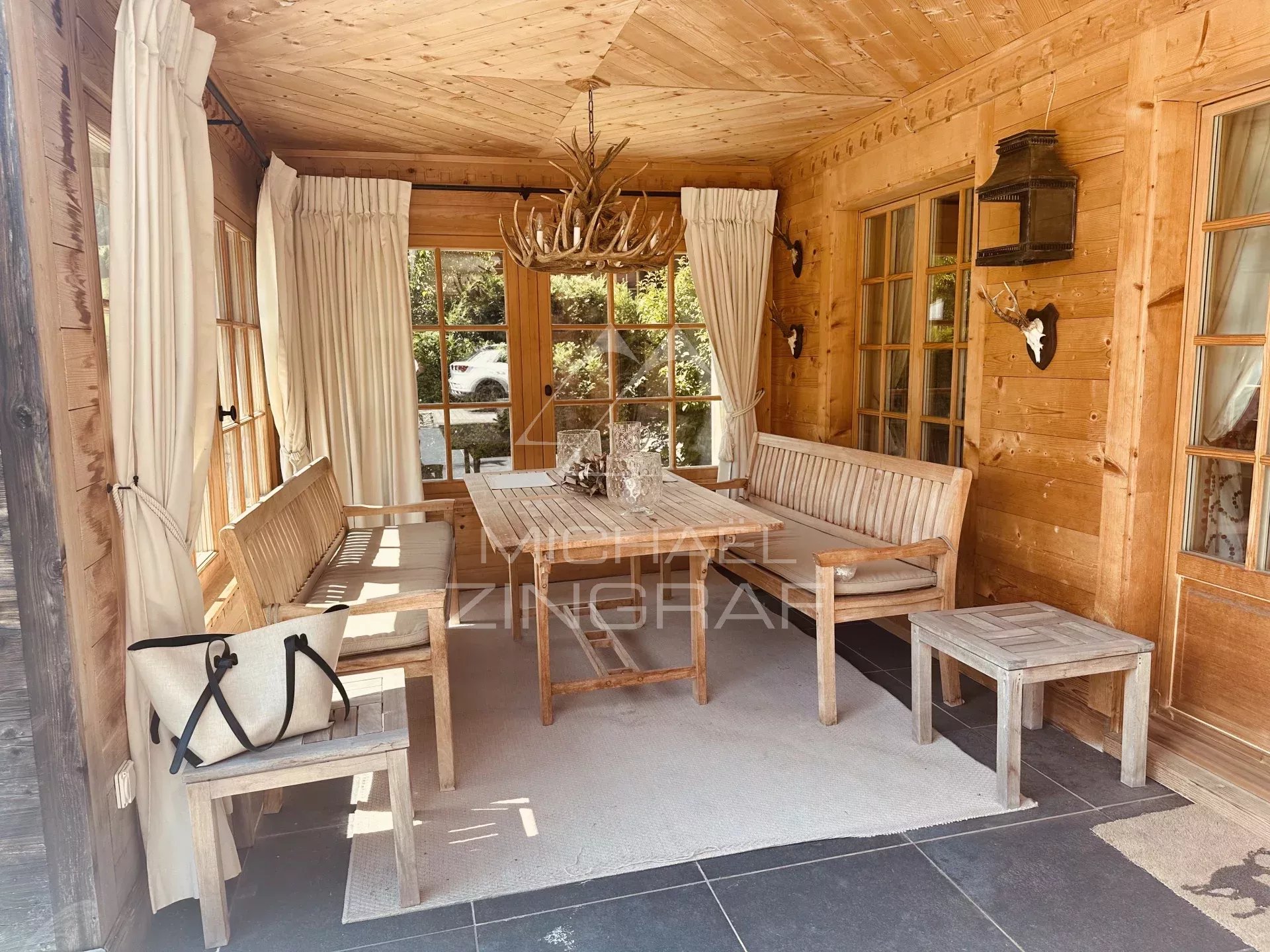 Chalet familial luxueux à proximité des pistes de Schoenried et Saanenmoeser