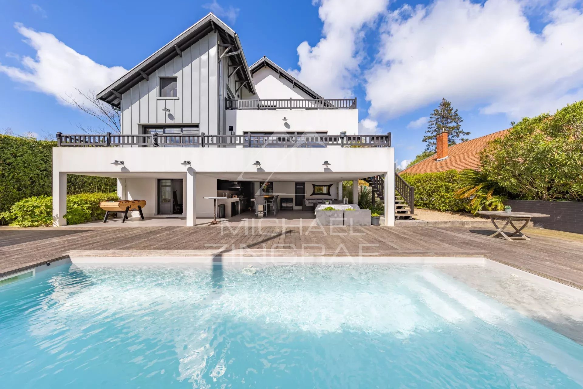 PROCHE PLAGE ARCACHON - VILLA DE 8 PIÈCES AVEC PISCINE