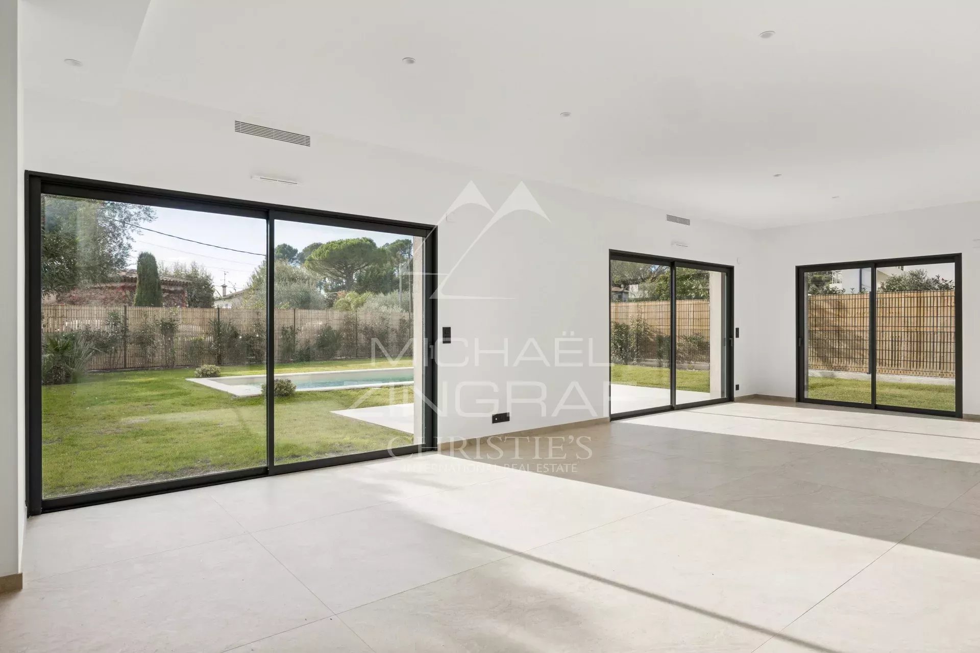 Villa contemporaine neuve dans un domaine fermé