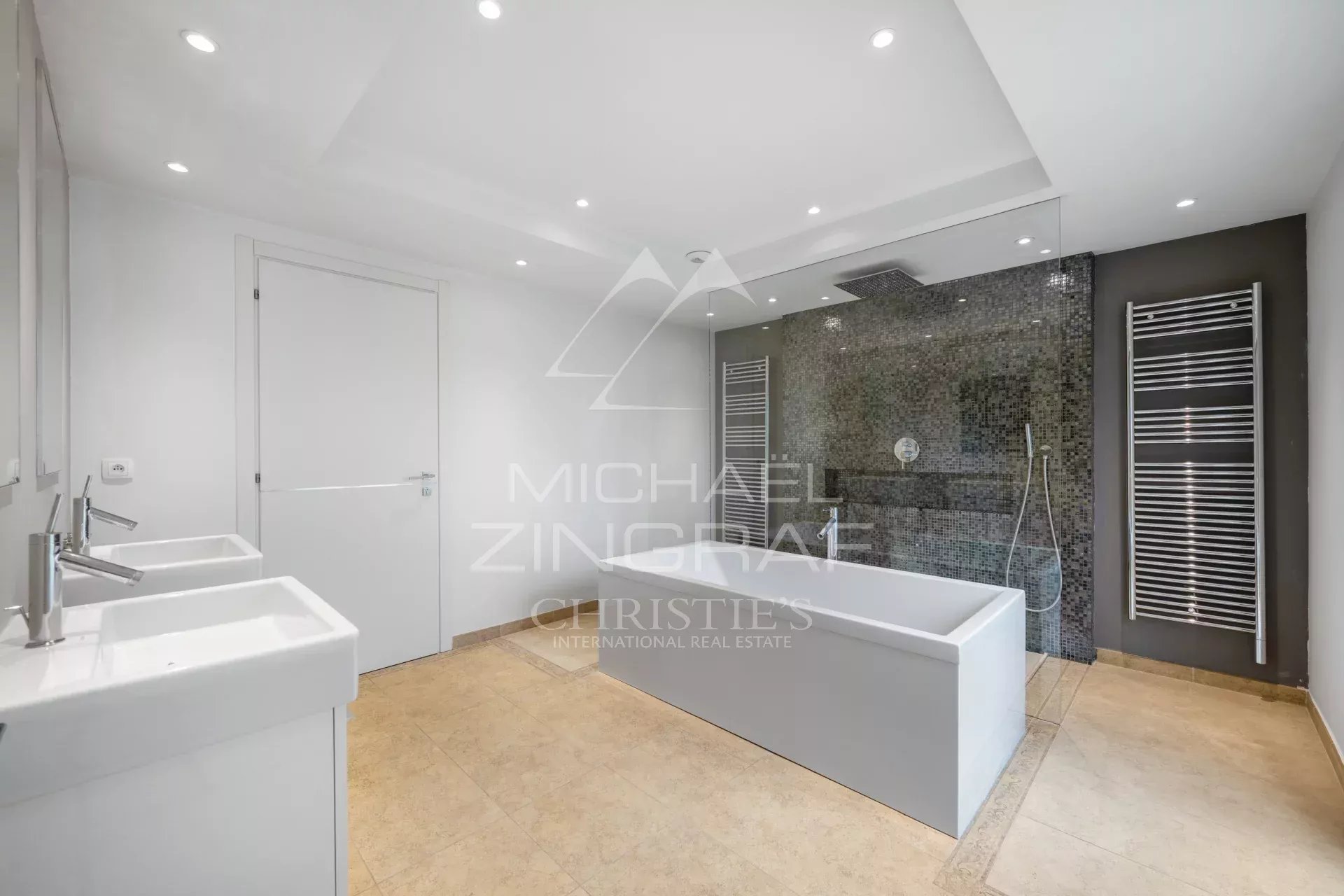 Close to Mougins - Spendid villa in gated domain