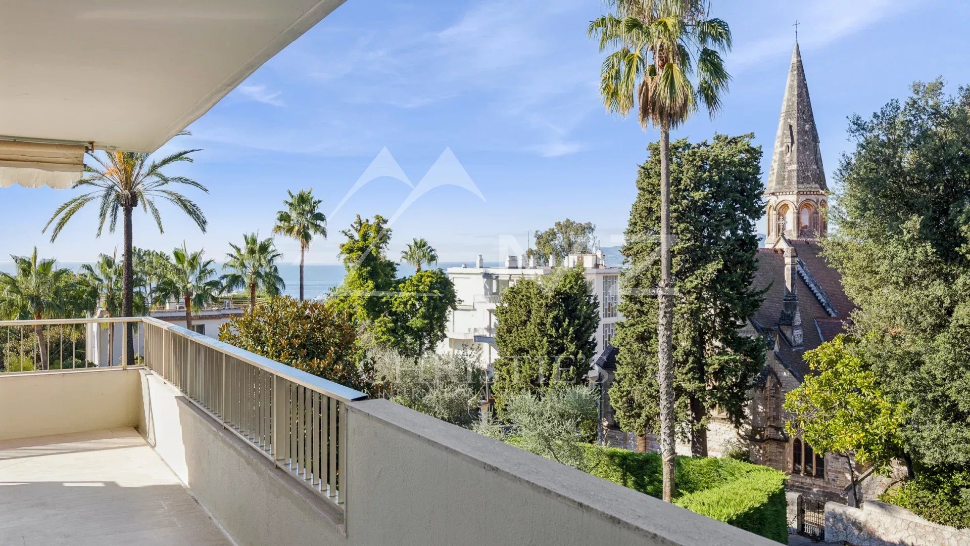 Superb 4-room corner apartment in a luxury residence