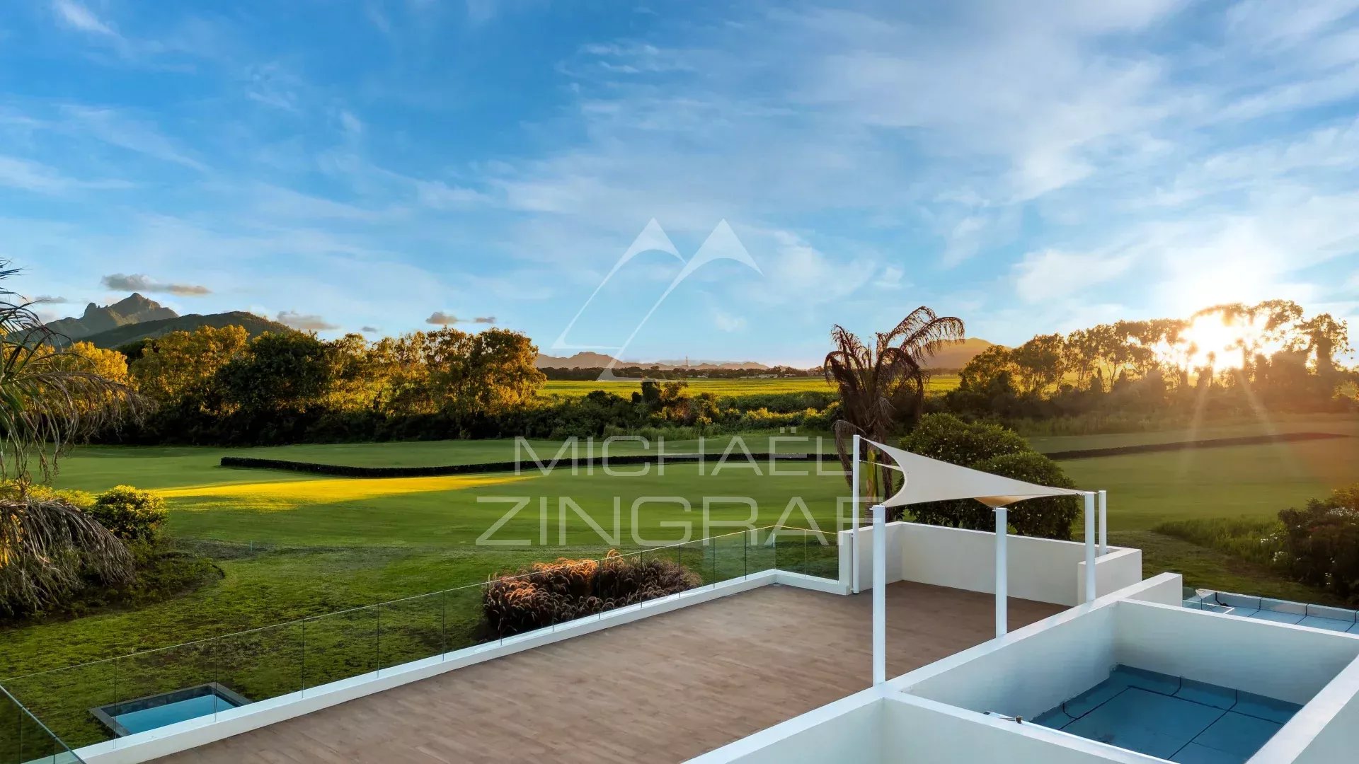 Moderne Villa mit Panoramablick auf den Golfplatz