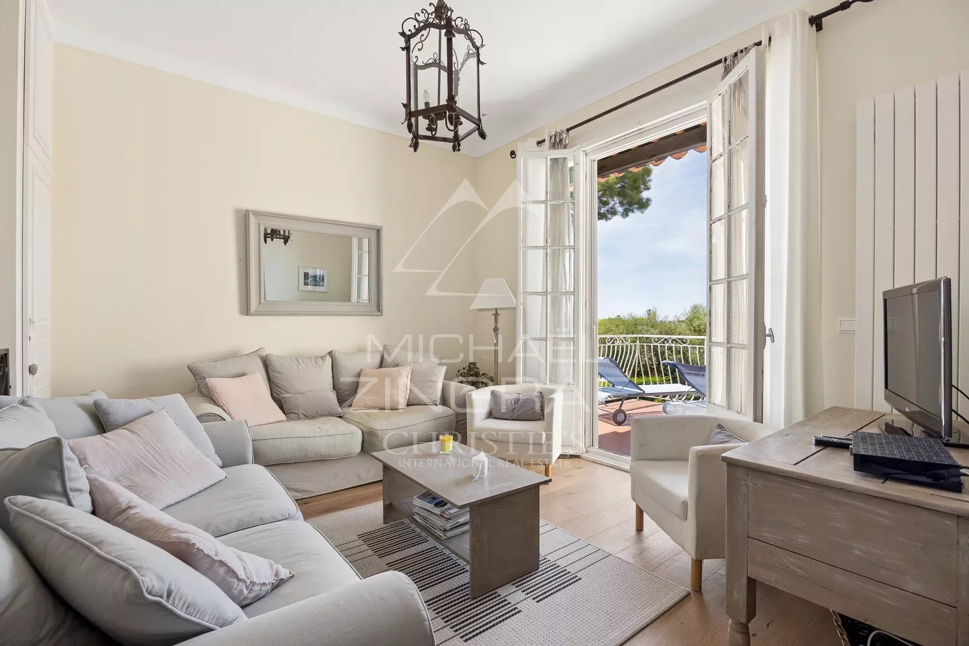 Cap d’Antibes – Élégante villa au calme absolu, à quelques pas des plages de la Garoupe
