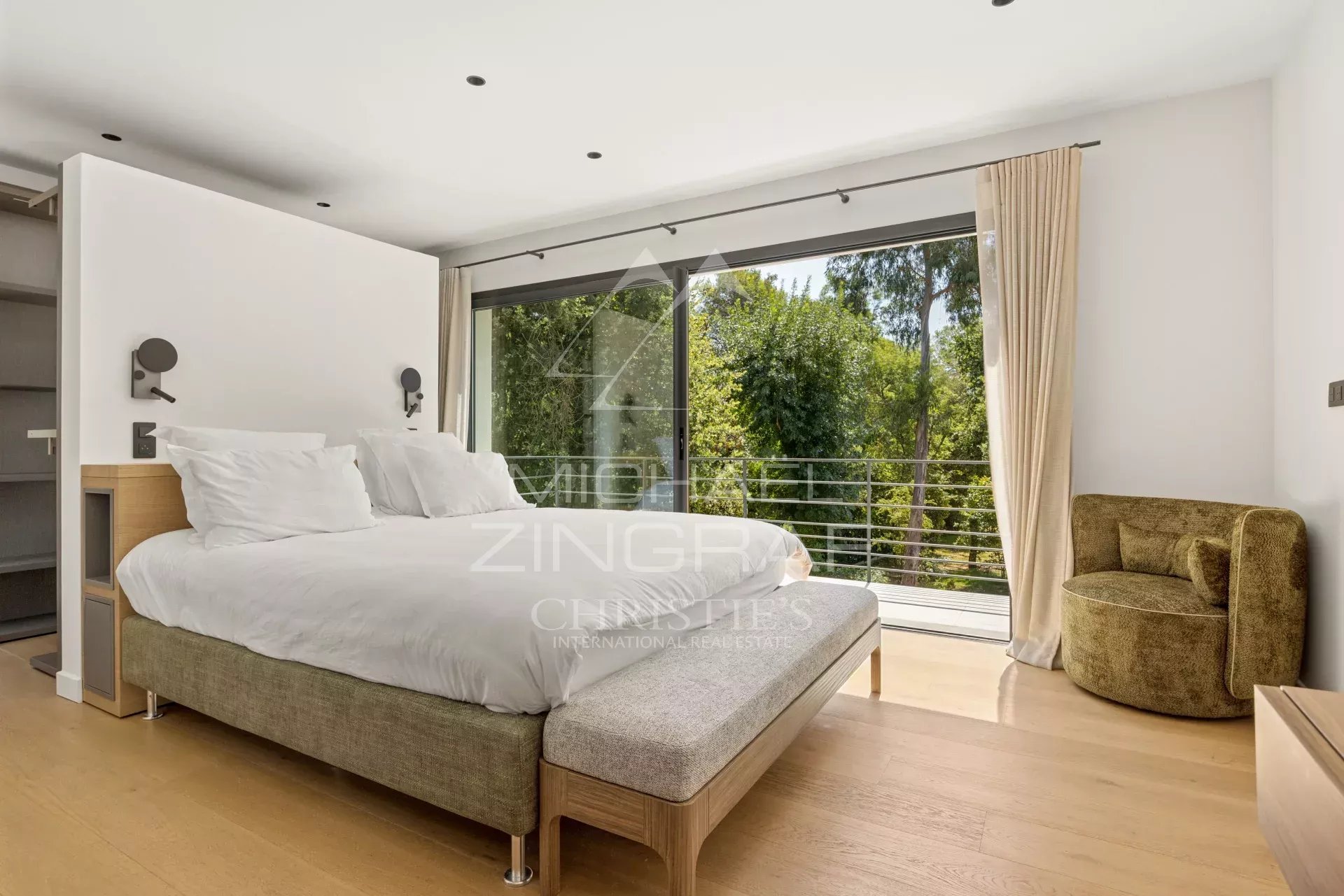 Mougins – Renovated family villa in a secluded estate