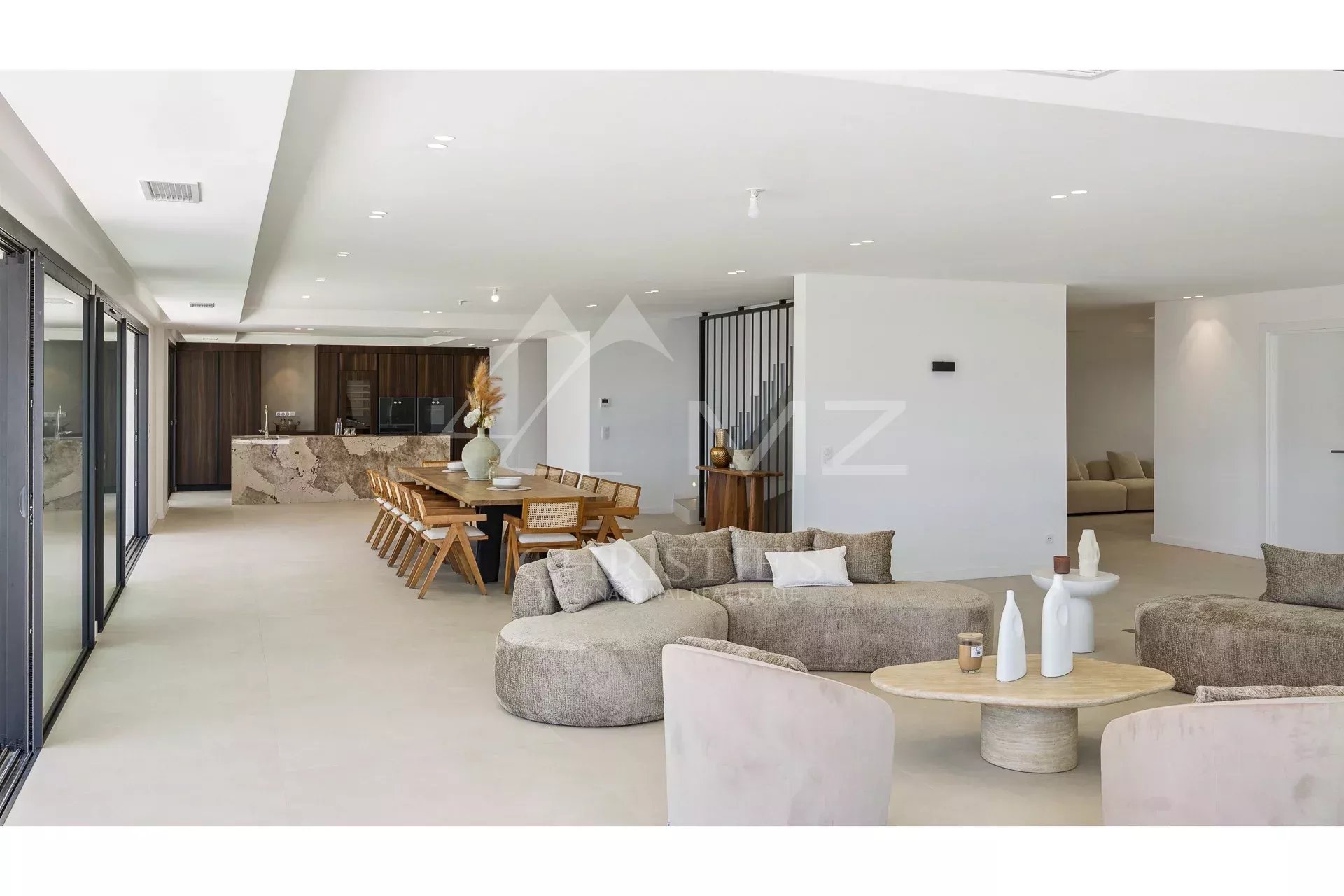 Exceptional contemporary villa with panoramic view of the sea and the Massif de l'Estérel A rare property where elegance meets nature.