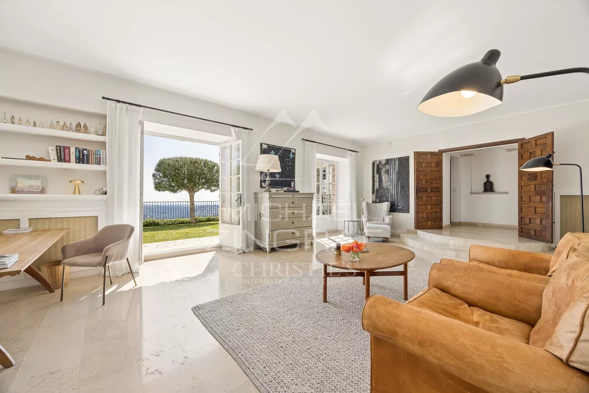 Charmante Villa mit Steinfassade und Panoramablick