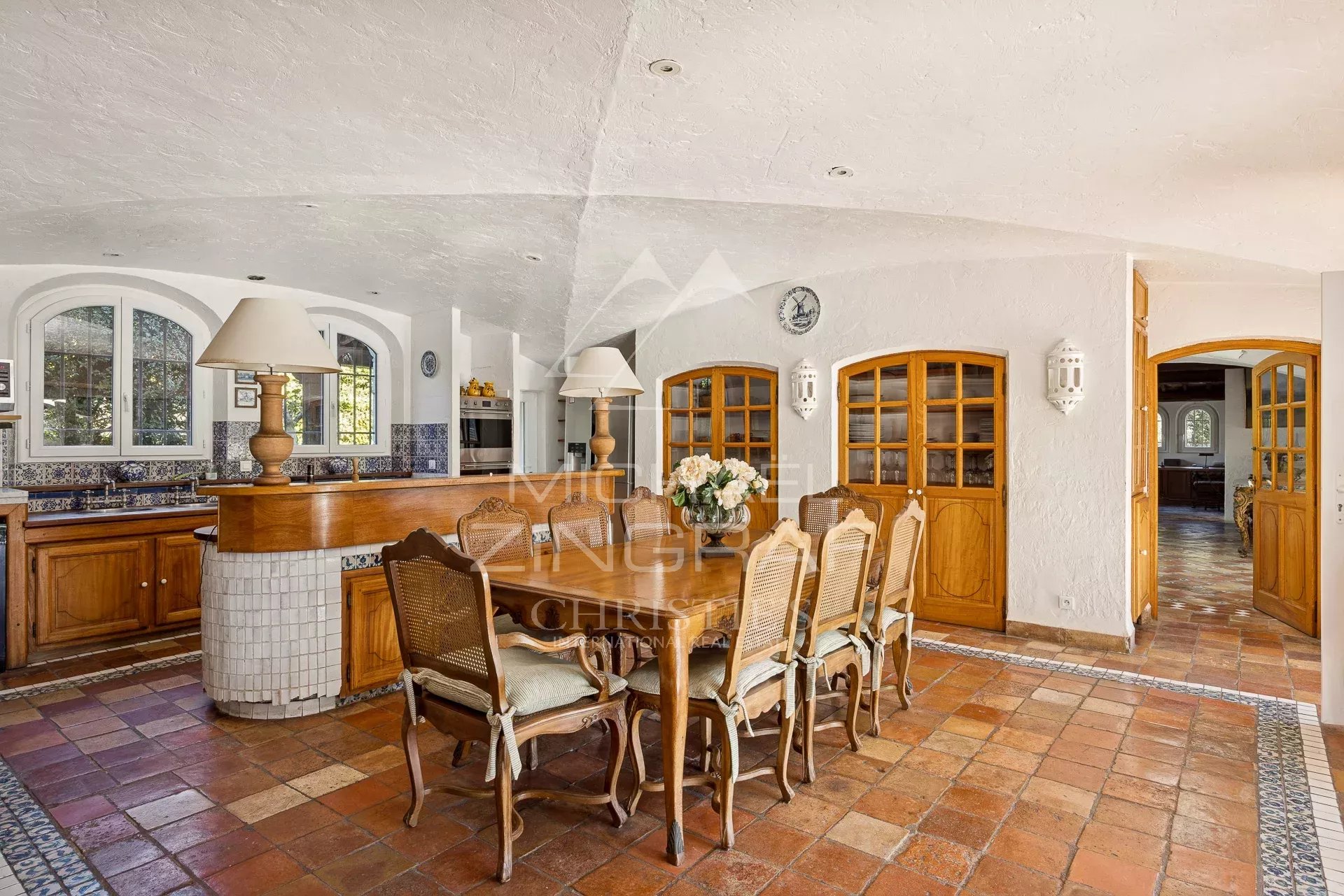 Near Saint-Paul-de-Vence: Superb Property in a Gated Estate