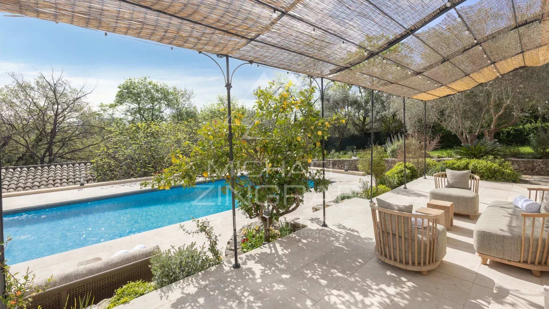 Proche Valbonne – Superbe propriété entièrement rénovée – 5 chambres