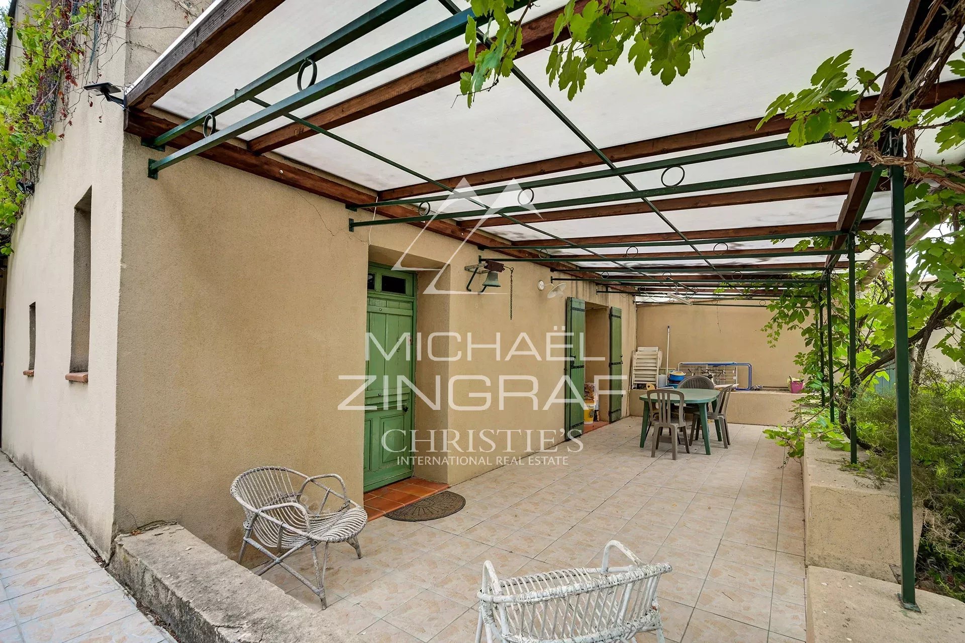 A 14 km d'Aix en Provence, maison familiale avec deux logements, oliveraie