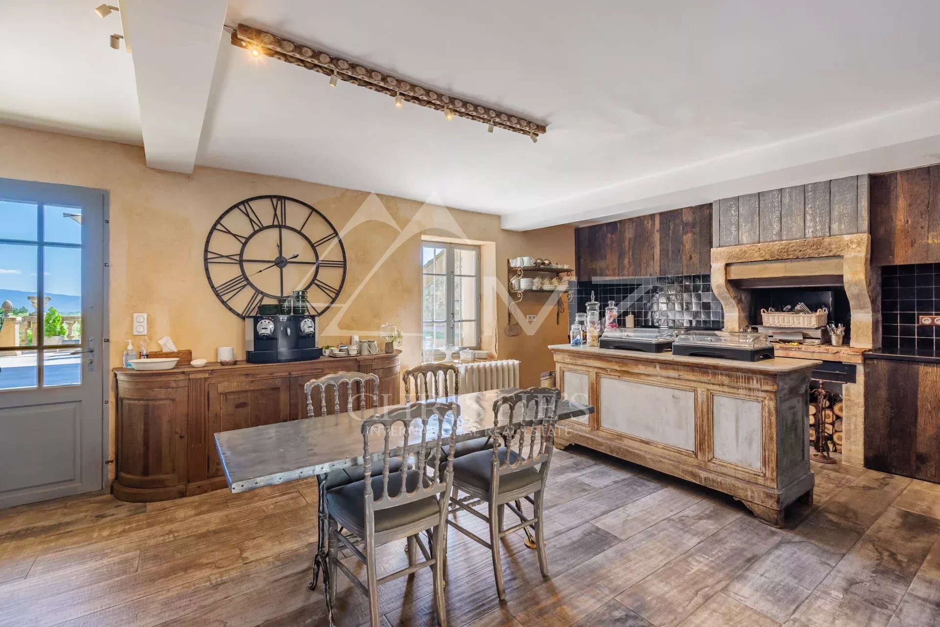 19th-century mansion between the Luberon and Alpilles mountains