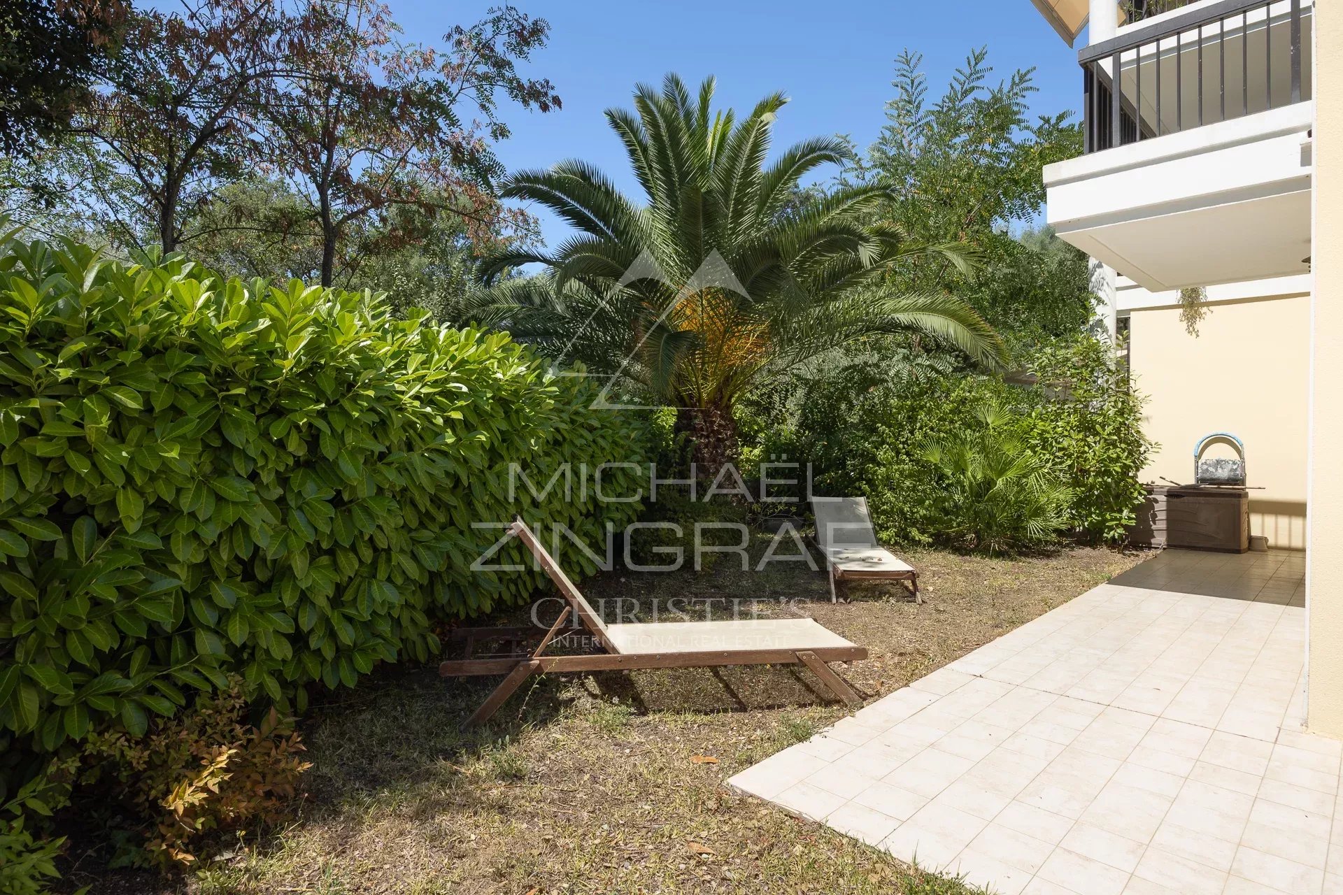 WOHNUNG IN EINER SICHEREN WOHNANLAGE