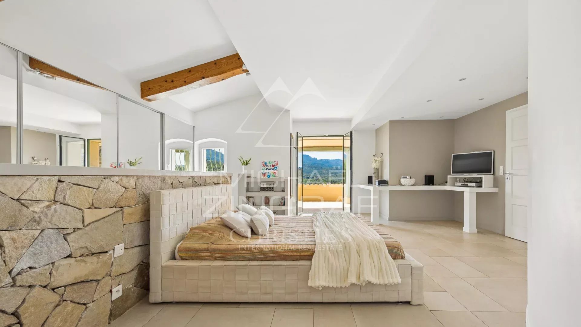 Zeitgenössische Villa mit unverbaubarem Panoramablick