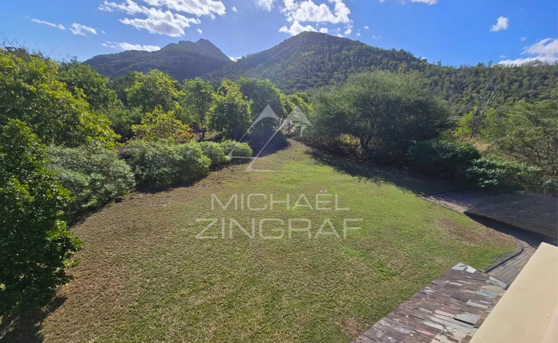 Élégante Villa de 3 Chambres avec Vue sur les Montagnes – Rivière Noire