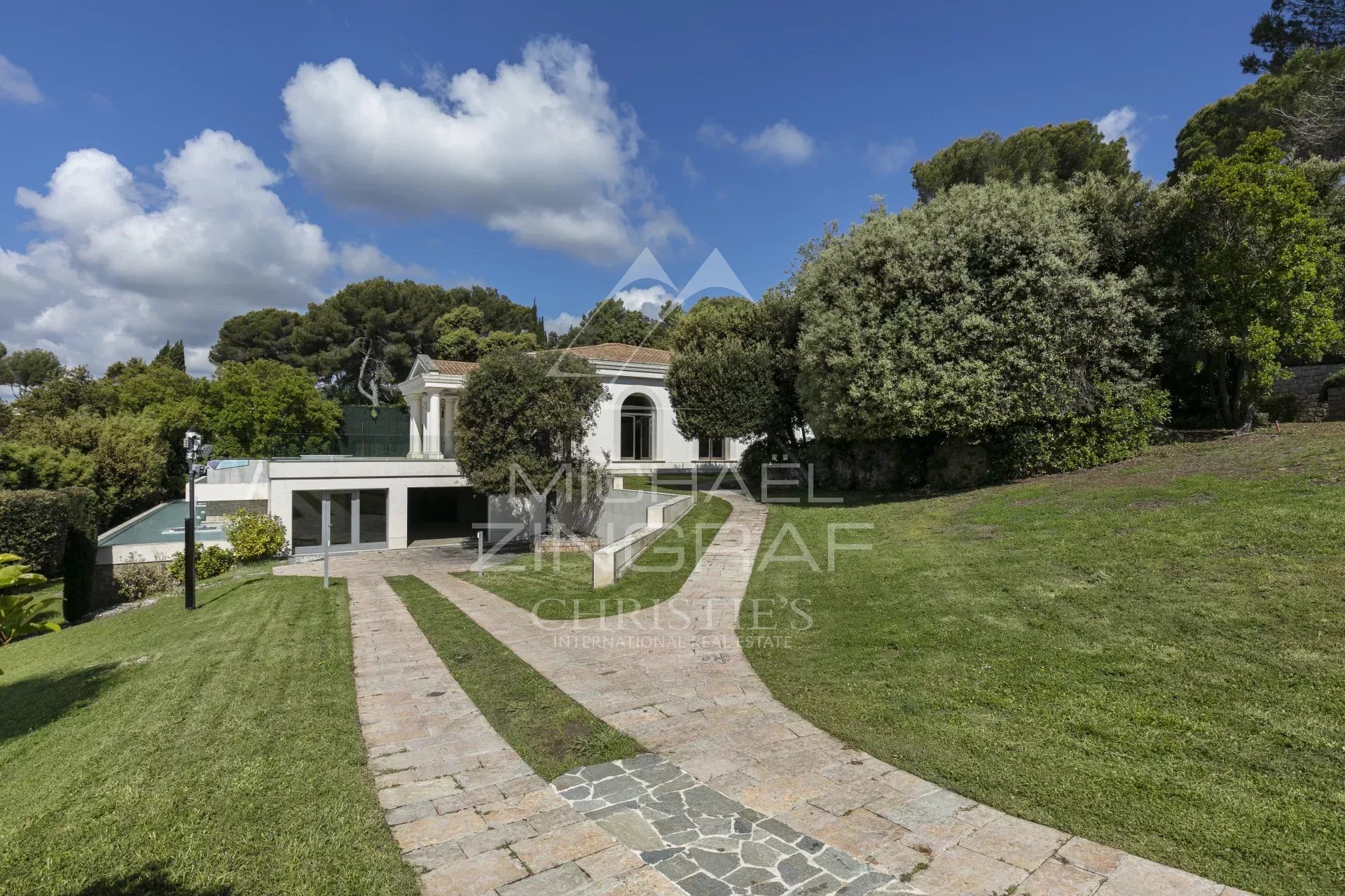 Biot : Propriété unique de plus de 1 300m² avec vue mer