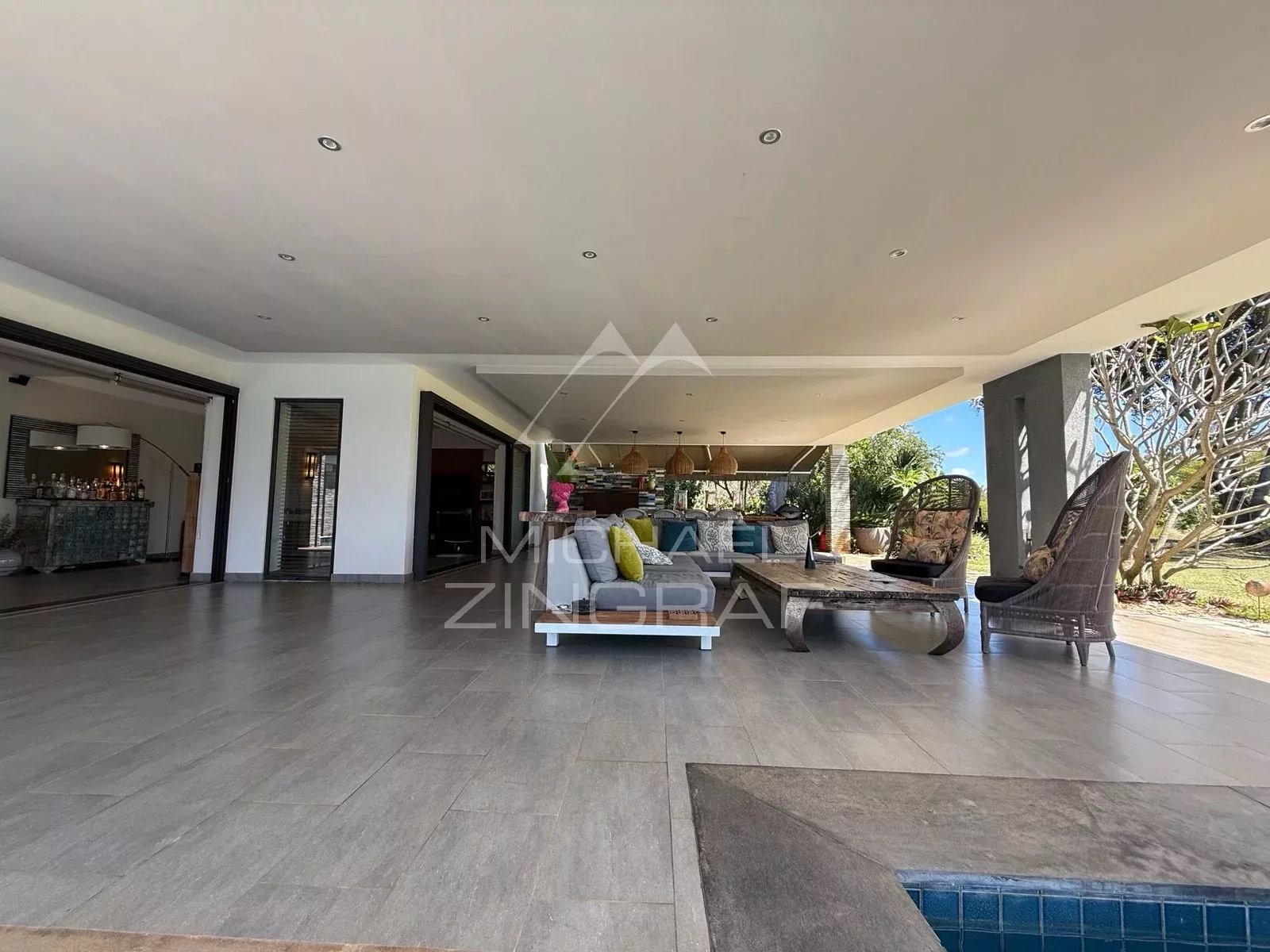 Villa d’Exception au Bord d’un Barachois à Calodyne