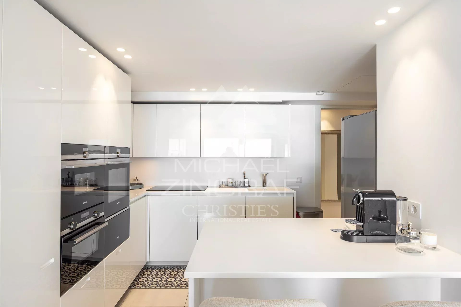 OFF MARKET - CANNES LA CROISETTE - LUXURIOUS 6-ROOM APARTMENT