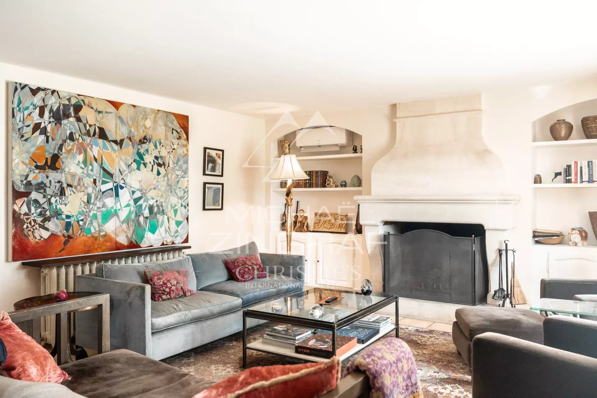 Mas provençal en pierre entouré d'oliviers