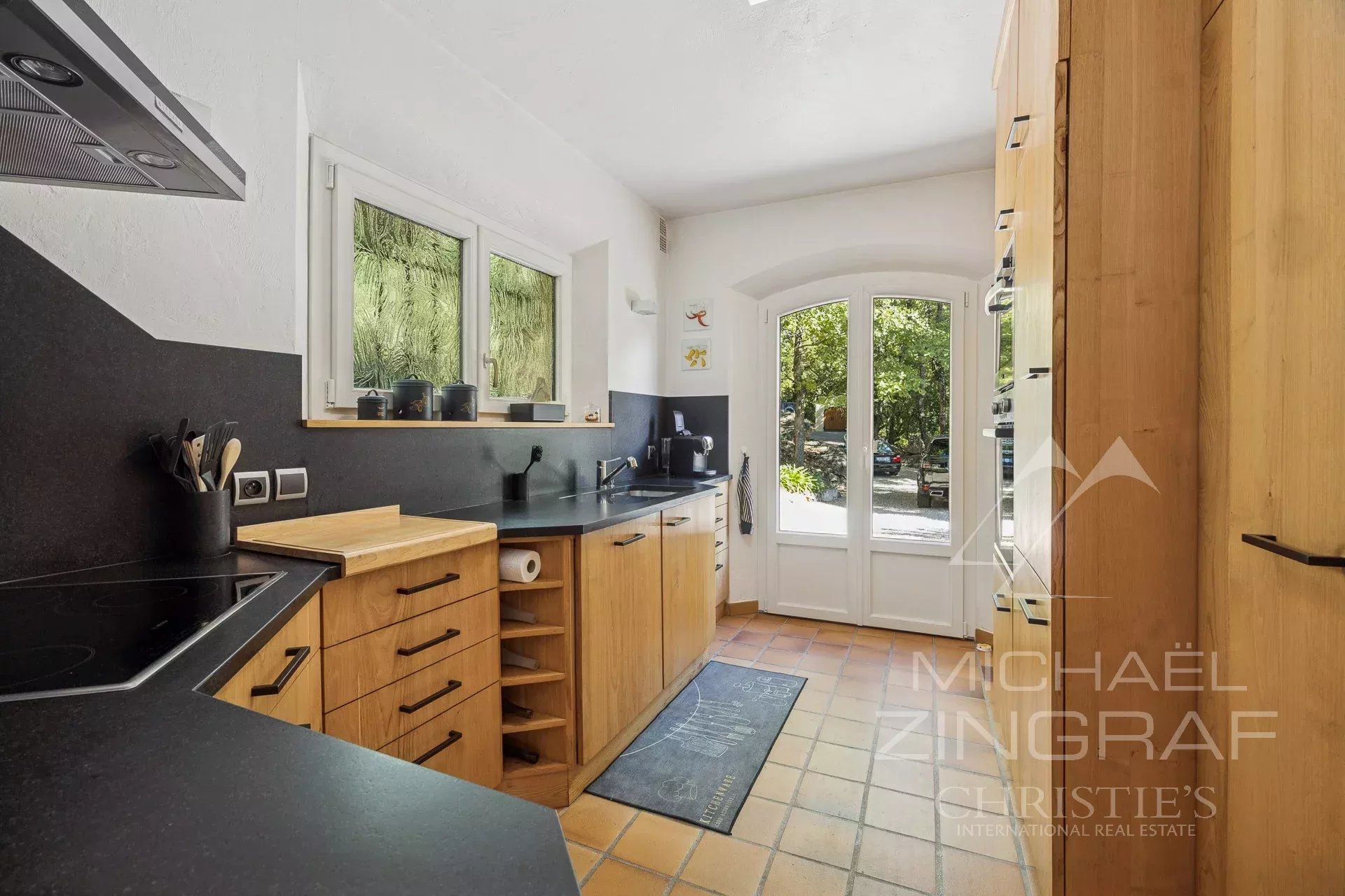 Charming Single-Storey Villa with Sea and Hill Views