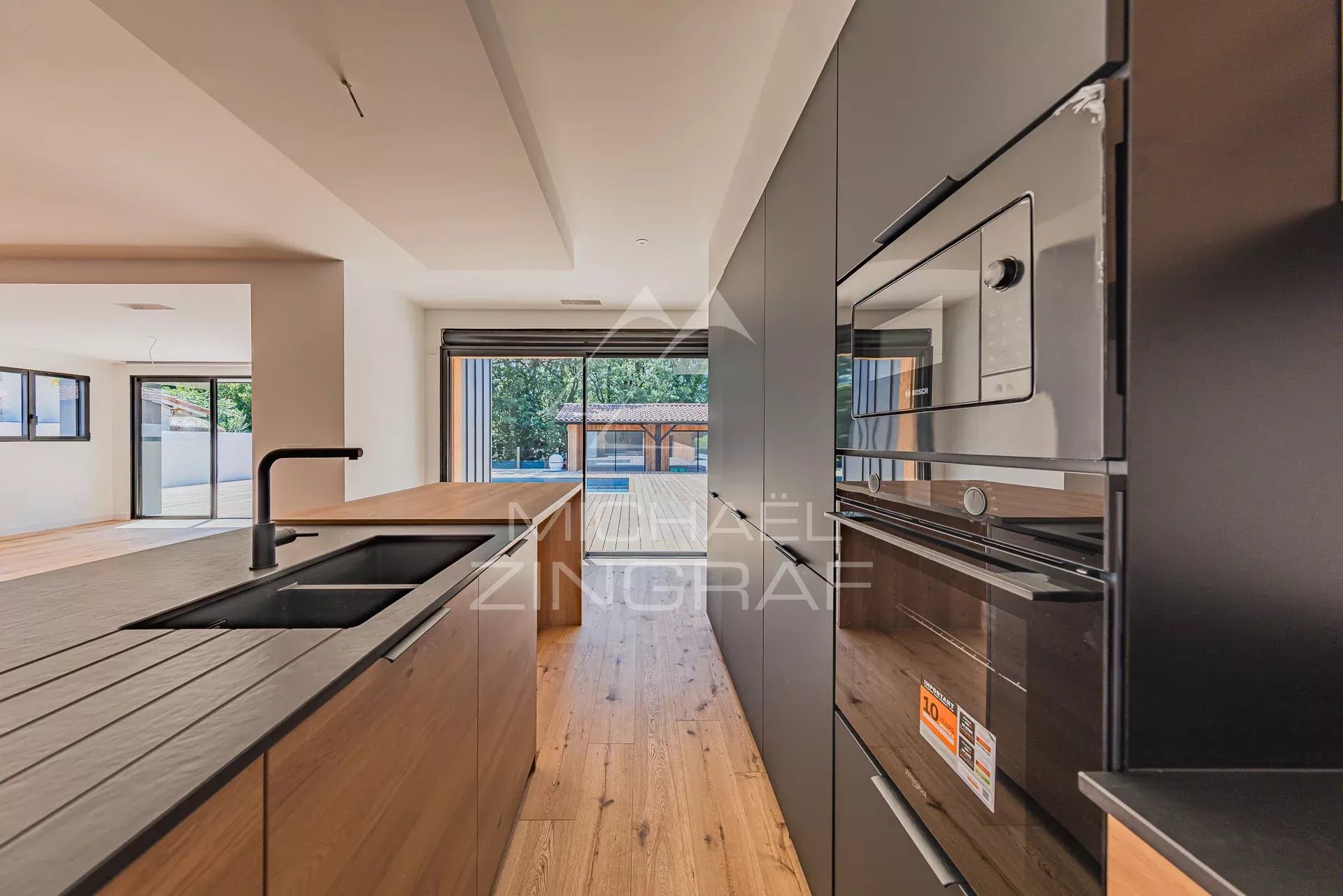La Hume – a luxury family home with an outbuilding