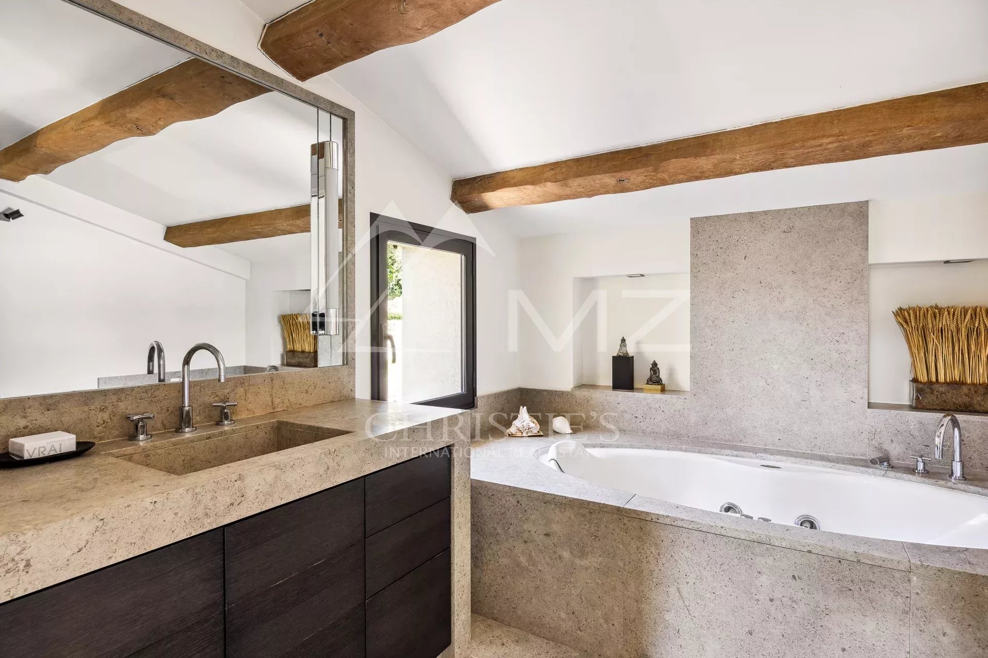 Exclusivité – Élégance intemporelle et panorama grandiose aux portes de Tourrettes