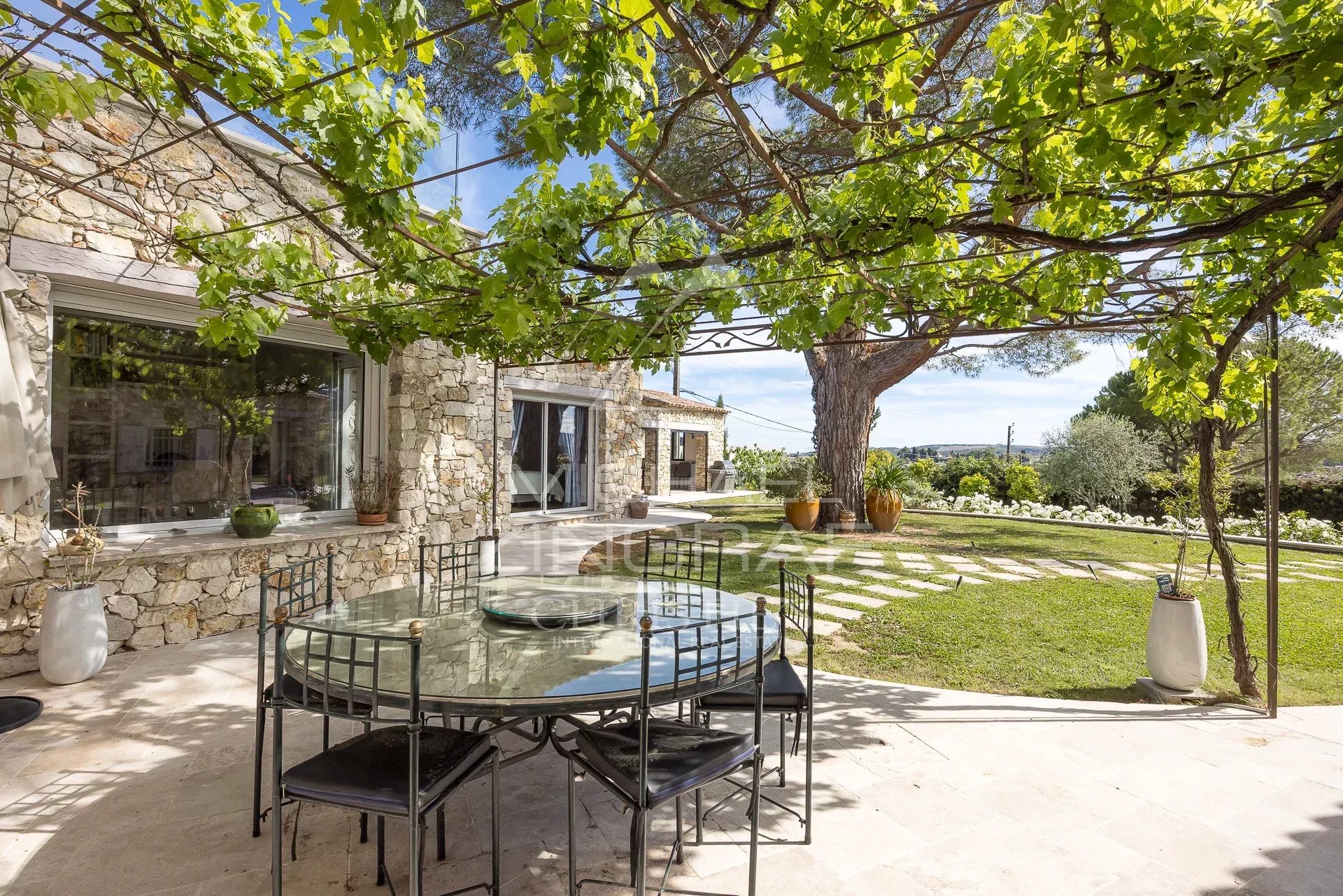 Élégante bastide rénovée à pied du village de Saint-Paul-de-Vence