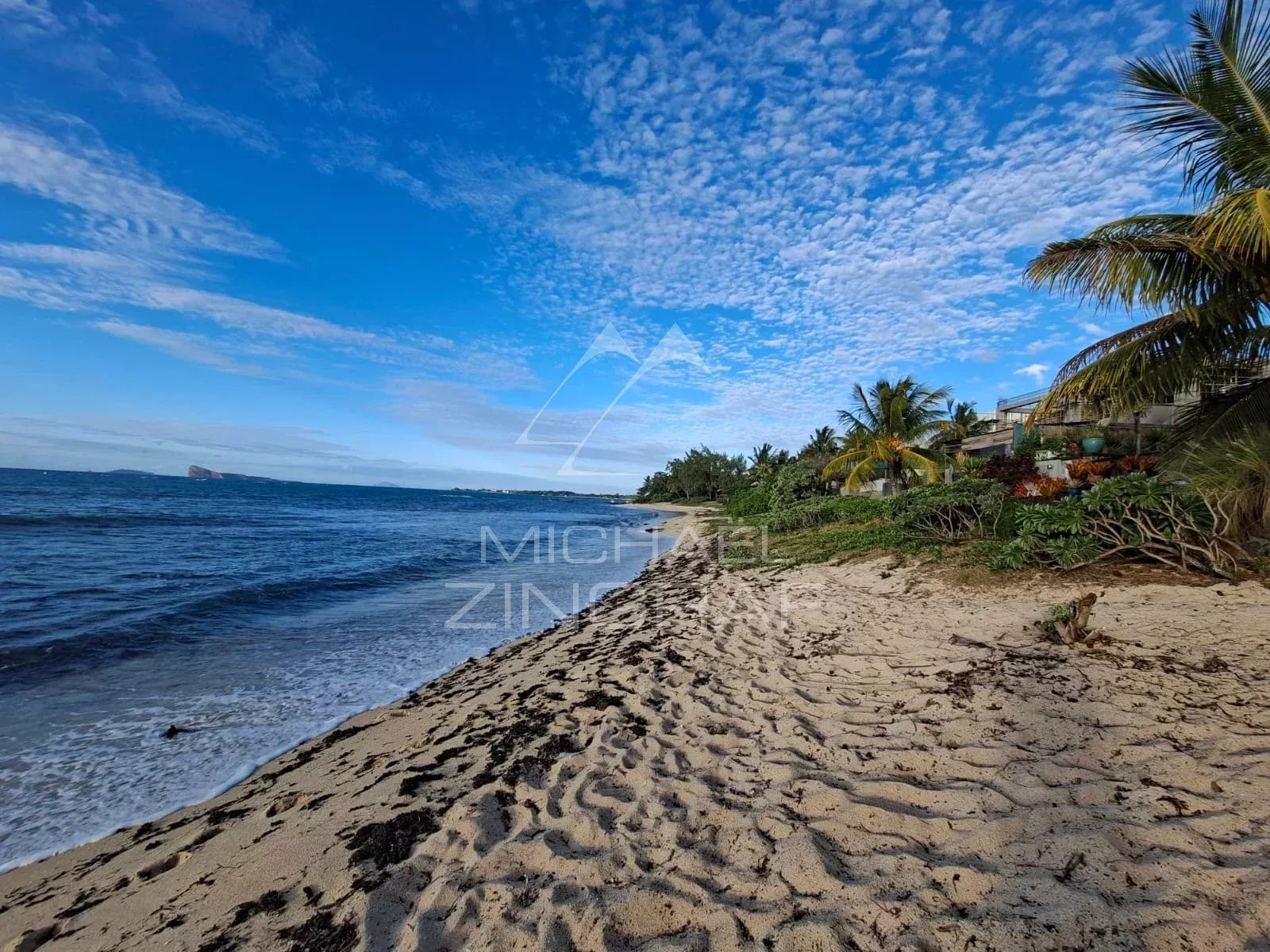 Beachfront Apartment with Panoramic Ocean Views – Pointe aux Canonniers