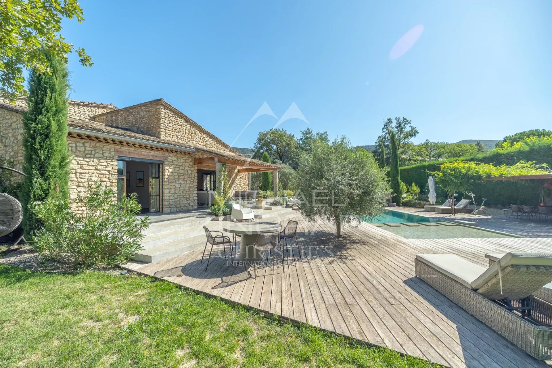 Entre tradition et contemporain, superbe maison en pierre de plain-pied avec piscine et vue sur le Luberon. Vendue entièrement meublée.