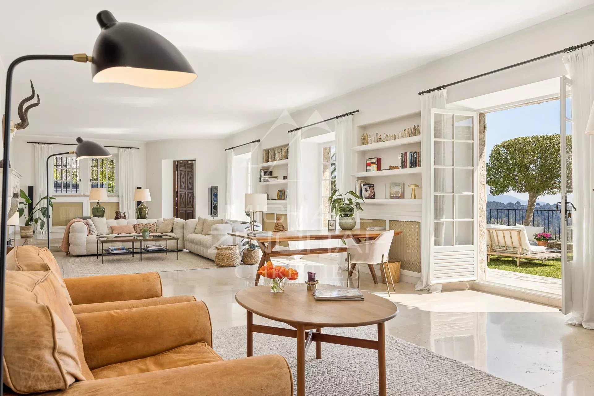 Charmante Villa mit Steinfassade und Panoramablick