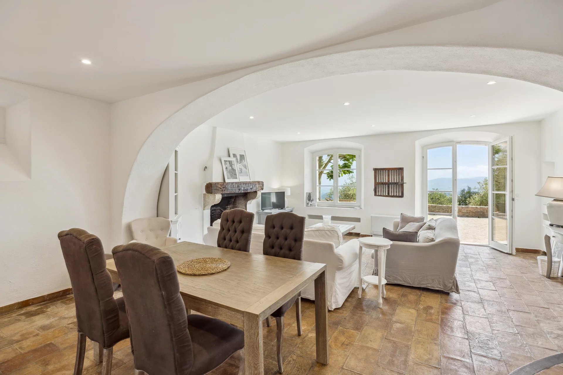 Domaine vue mer et lac, oliveraie , tennis avec villa  principale et pavillon d'hôtes.