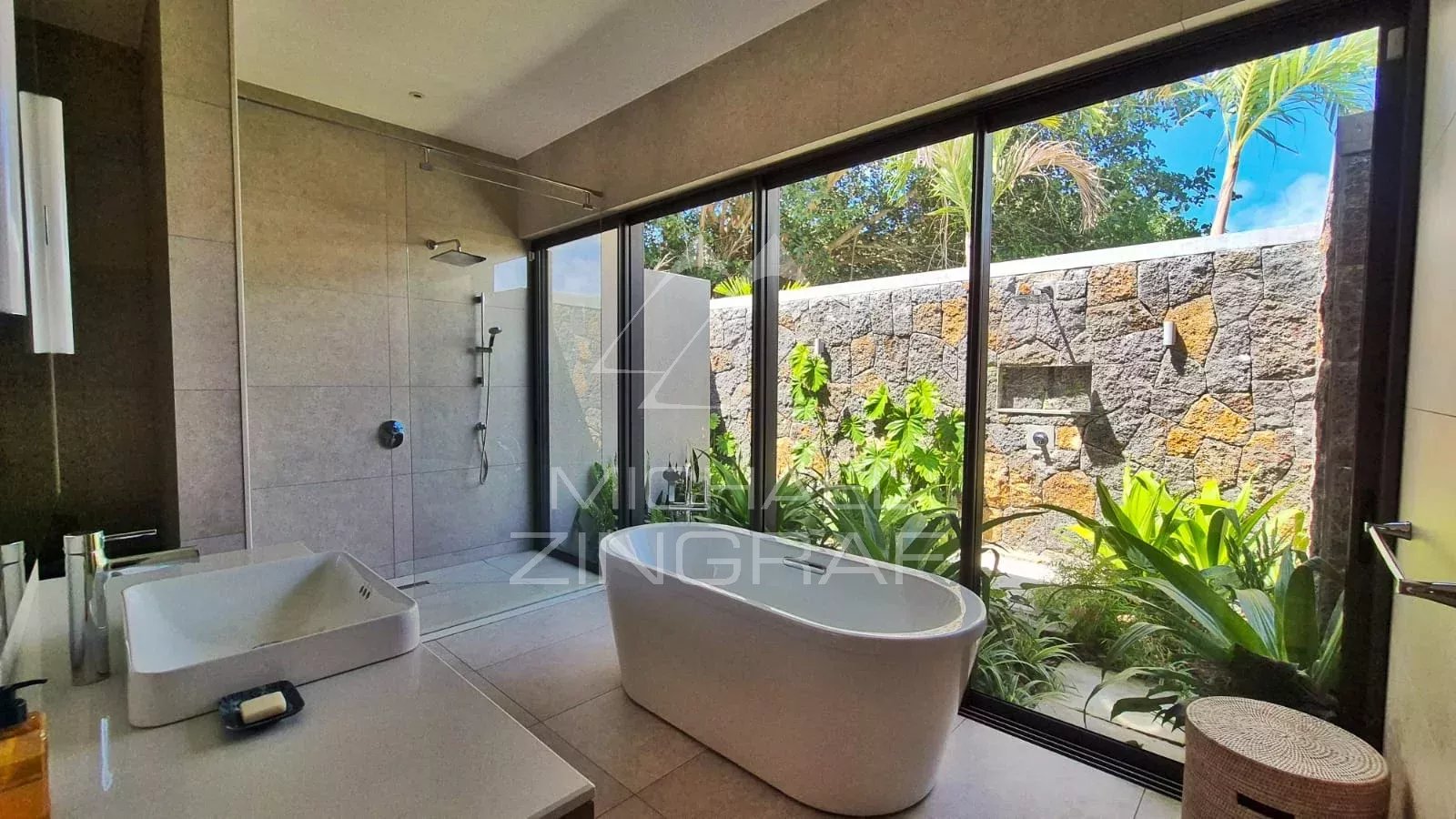 Moderne ebenerdige Villa mit Golfblick in ruhiger Lage