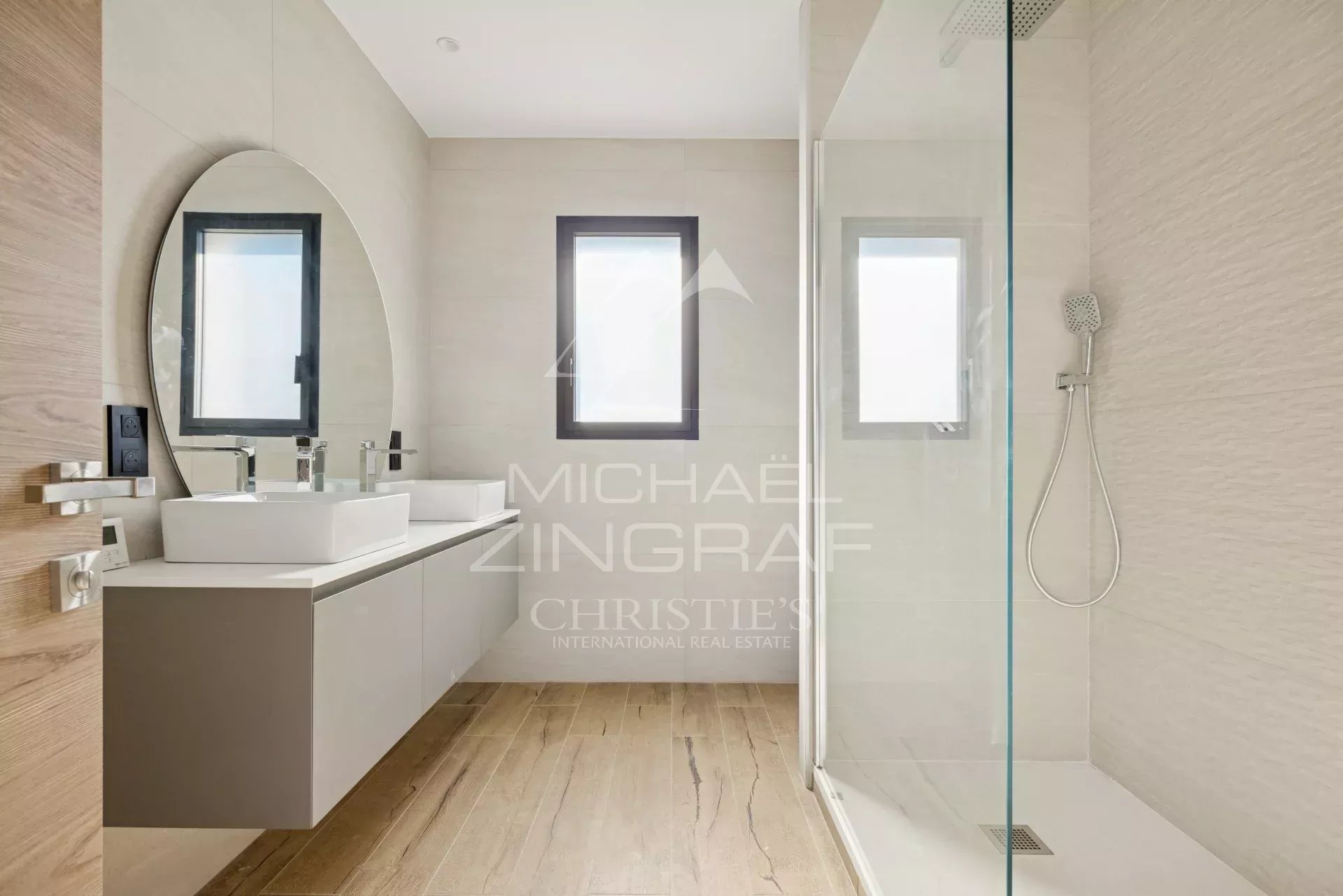 Villa contemporaine neuve dans un domaine fermé