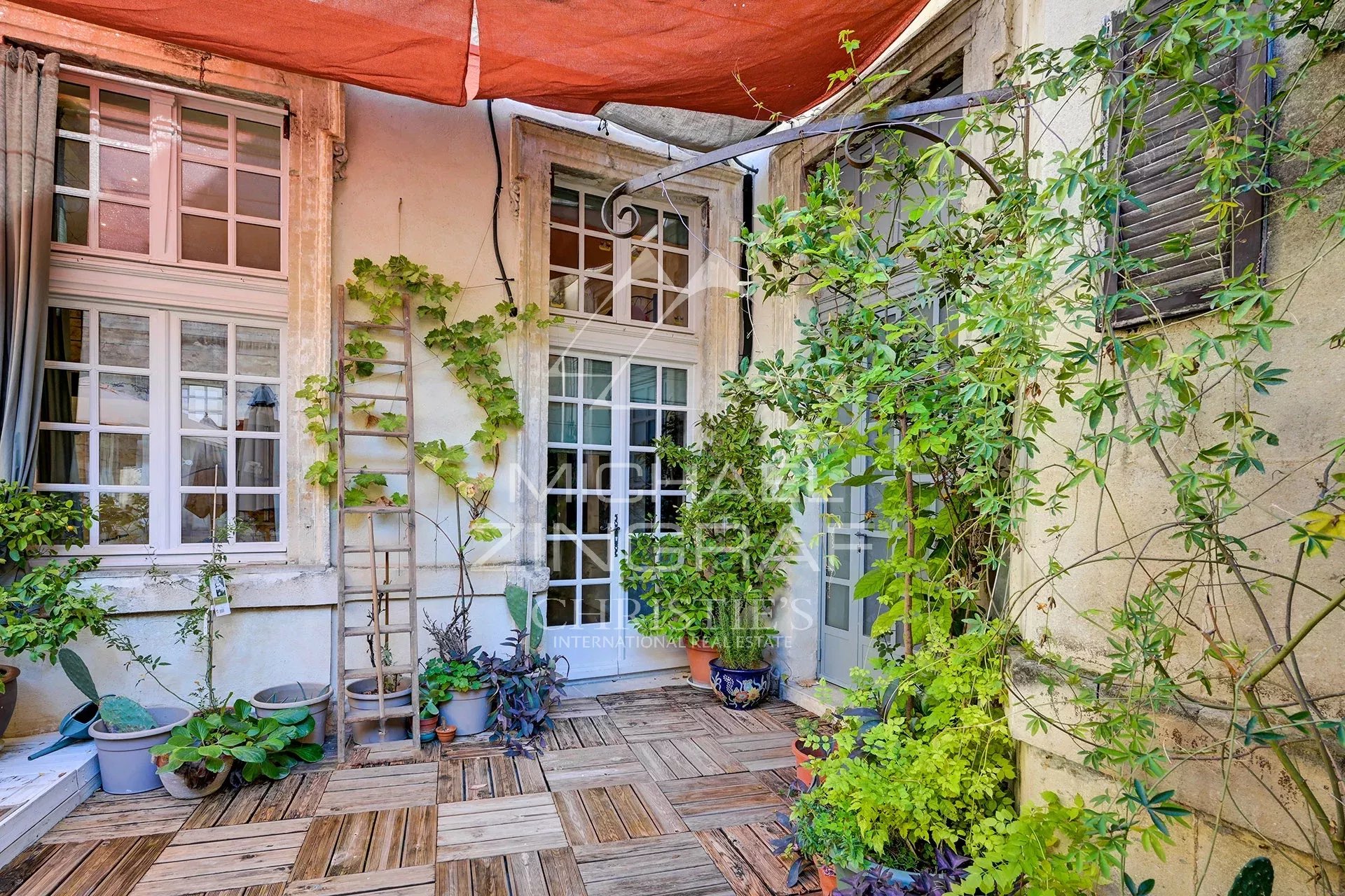Avignon 17th century mansion - Large apartment with terrace