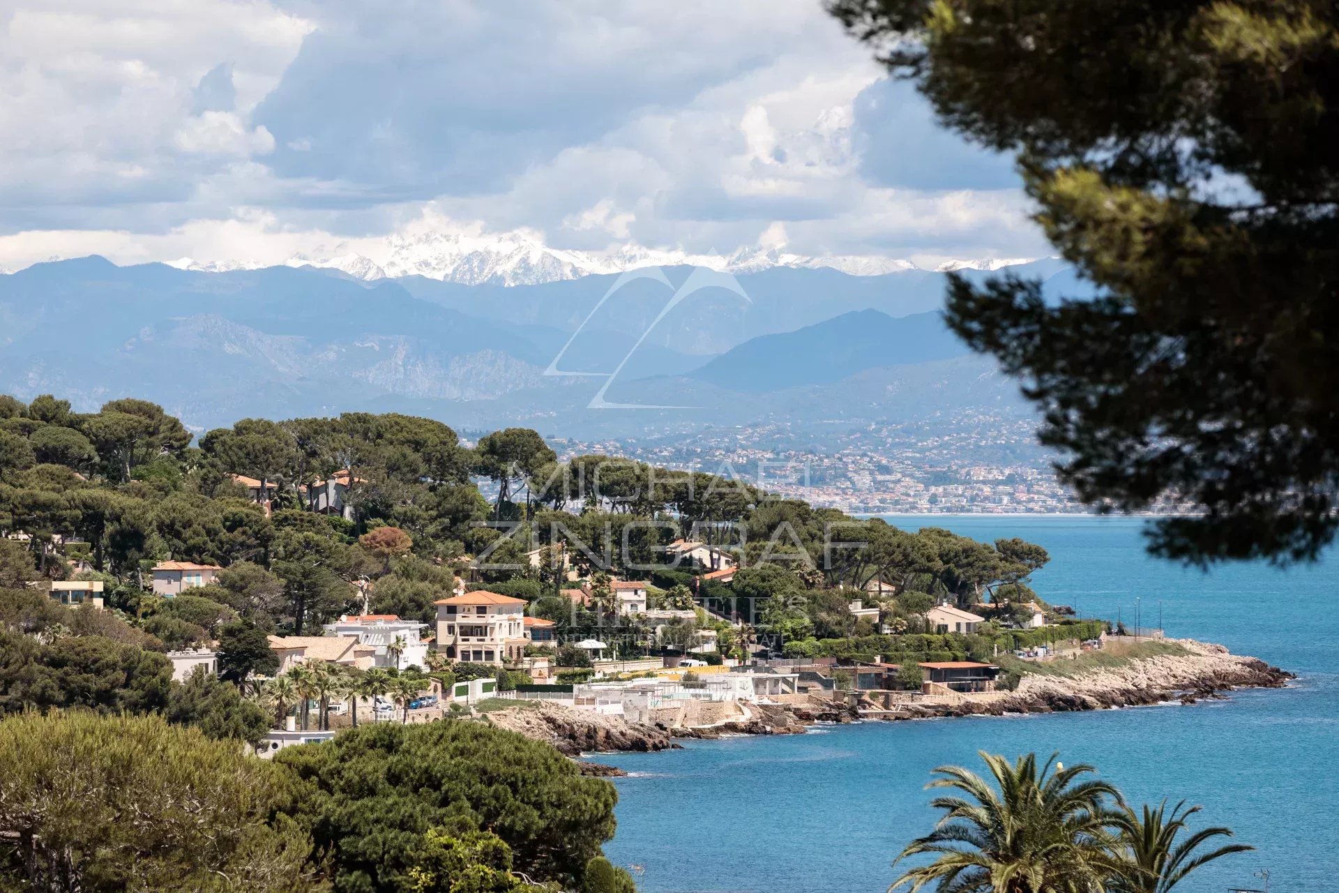 Exklusive Führungskraft-Position in Cap d’Antibes, nahe dem Strand Keller, mit Meer- und Bergblick.