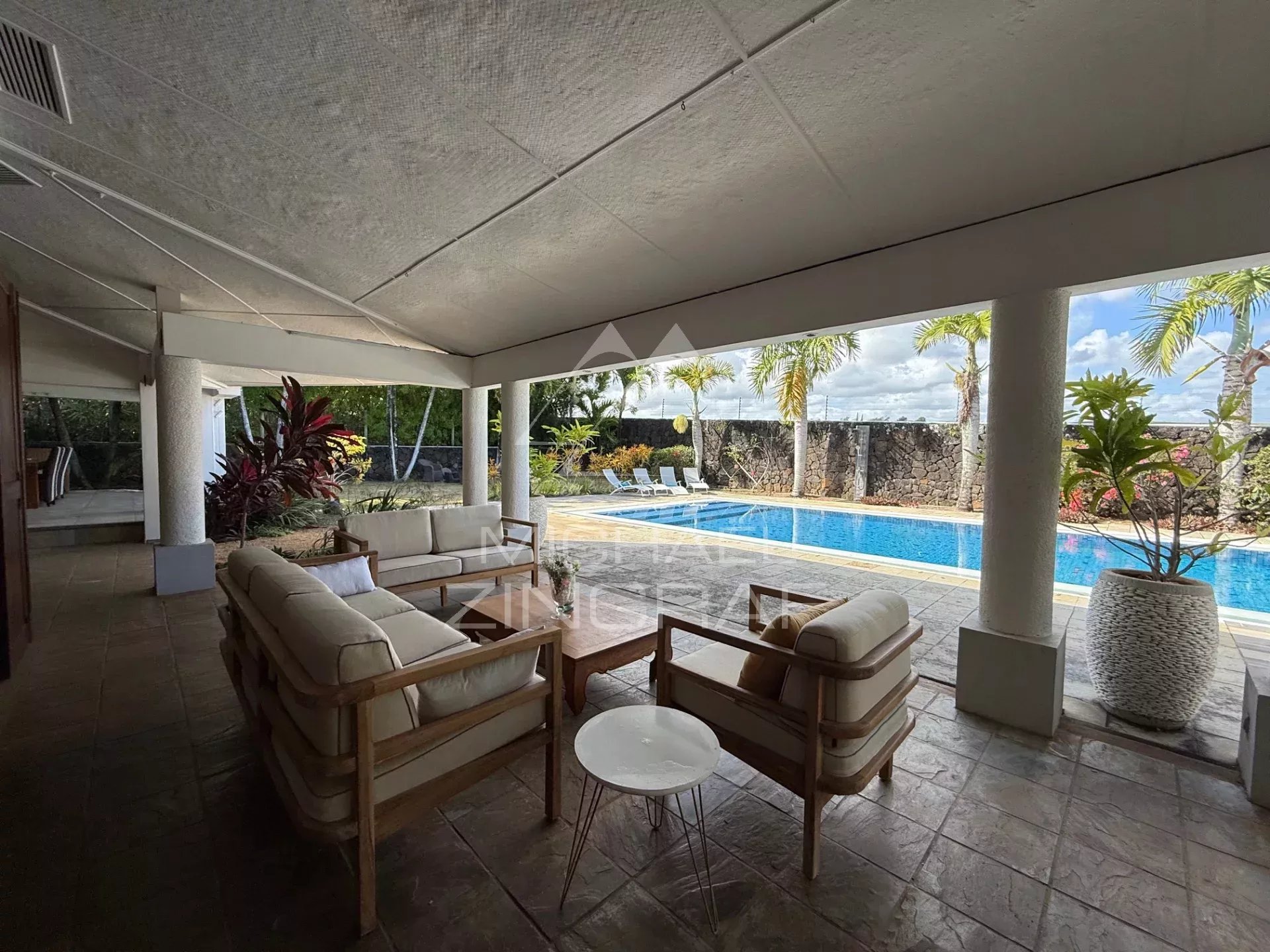 Großzügige 5-Schlafzimmer-Villa in einer begehrten, gesicherten Wohnanlage